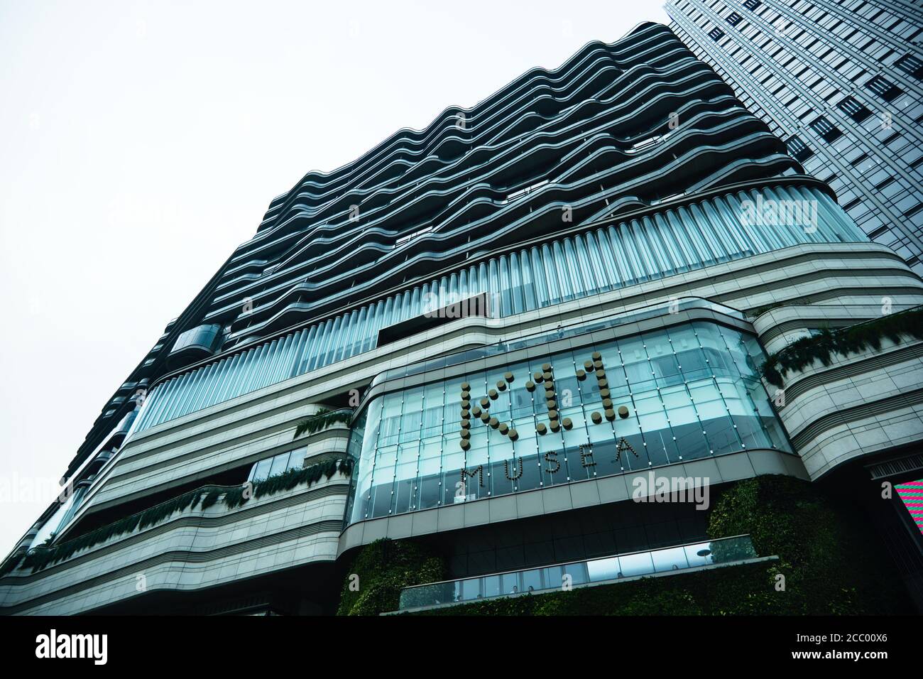 Tsim Sha Tsui, HONG KONG - Apr 26, 2020: K11 Musea Guarda dal basso verso l'alto sul Victoria Dockside. K11 Musea è un nuovo punto di riferimento per la vendita al dettaglio a Tsim Sha Ts Foto Stock