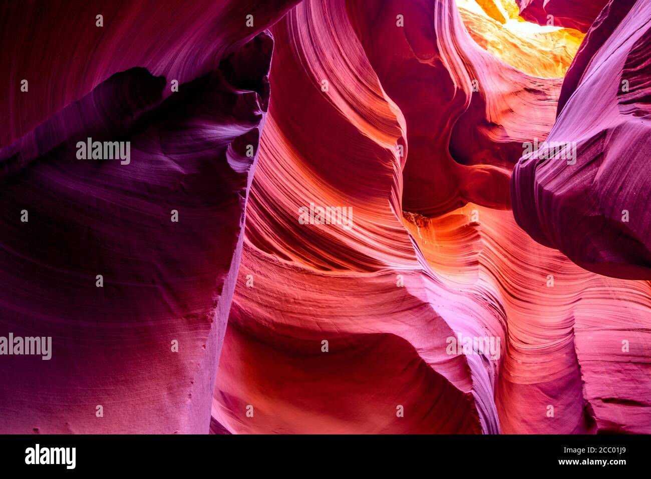 Ogni sogno turistico di entrare in questo mondo sotterraneo di Labirintici slot di Antelope Canyon inferiore in pagina Arizona scolpito con acqua in arenaria fo Foto Stock