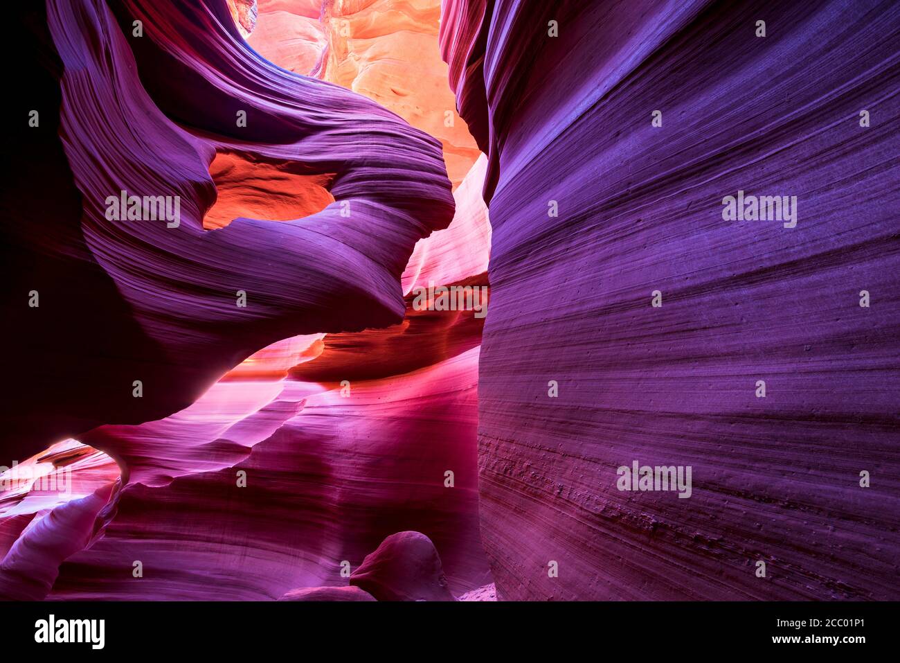 Ogni sogno turistico di entrare in questo mondo sotterraneo di Labirintici slot di Antelope Canyon inferiore in pagina Arizona scolpito con acqua in arenaria fo Foto Stock