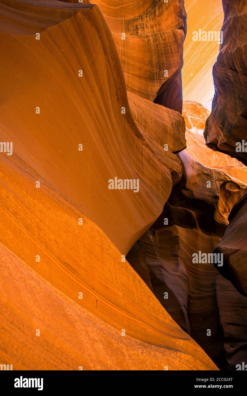 Ogni sogno turistico di entrare in questo mondo sotterraneo di Labirintici slot di Antelope Canyon inferiore in pagina Arizona scolpito con acqua in arenaria fo Foto Stock
