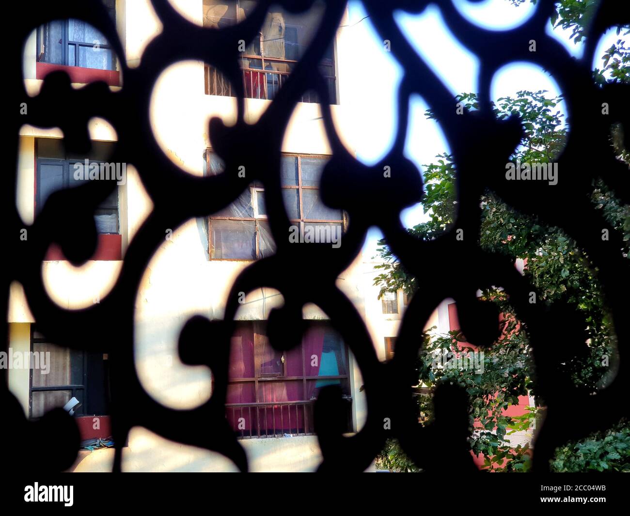 Khutma kaam è fatto da legno in kashmir. E' famoso in tutto il mondo. Paesaggio verde e edificio esterno Foto Stock