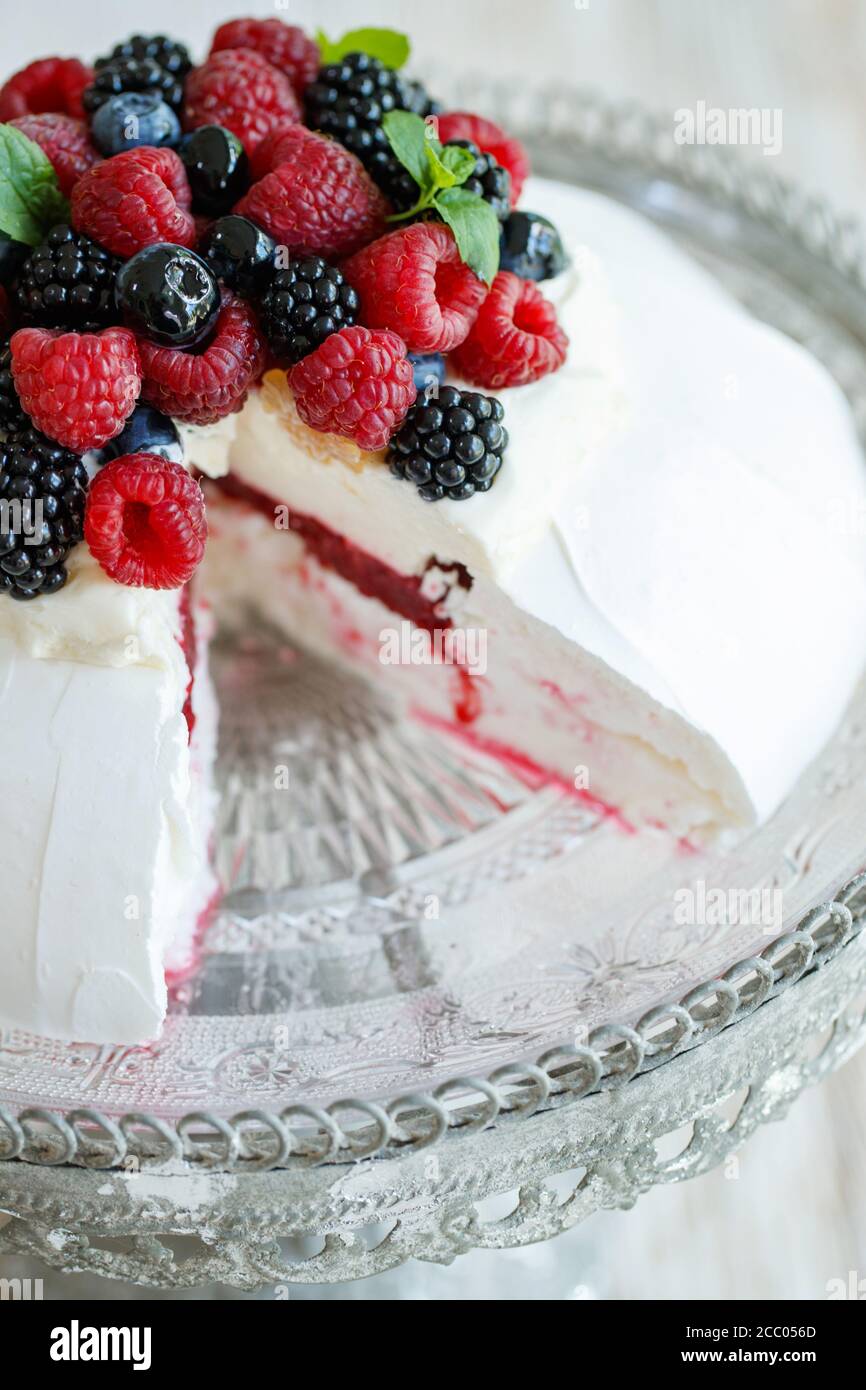 Torta Pavlova. Dessert per colazione. Foto Stock