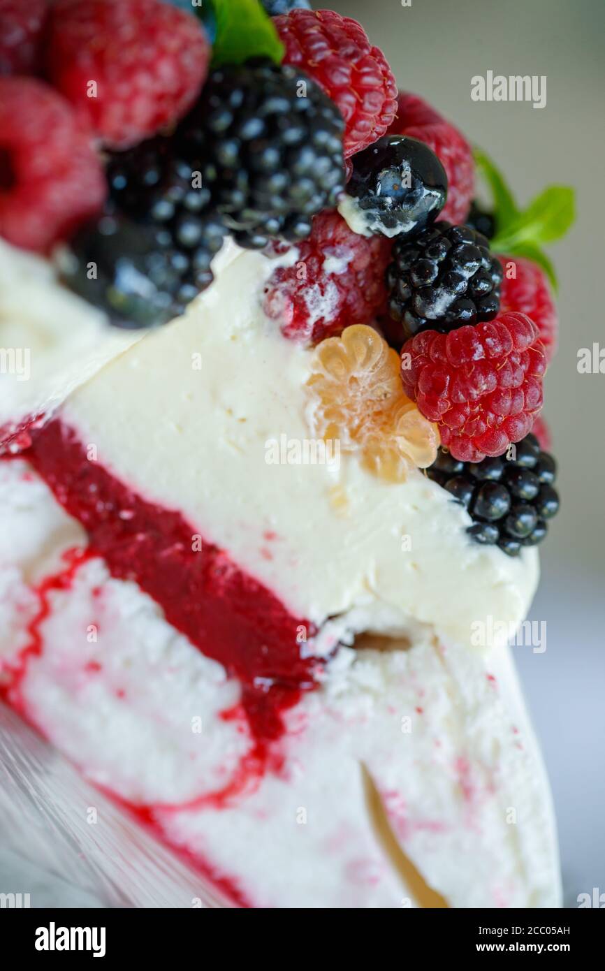 Torta Pavlova. Dessert per colazione. Foto Stock