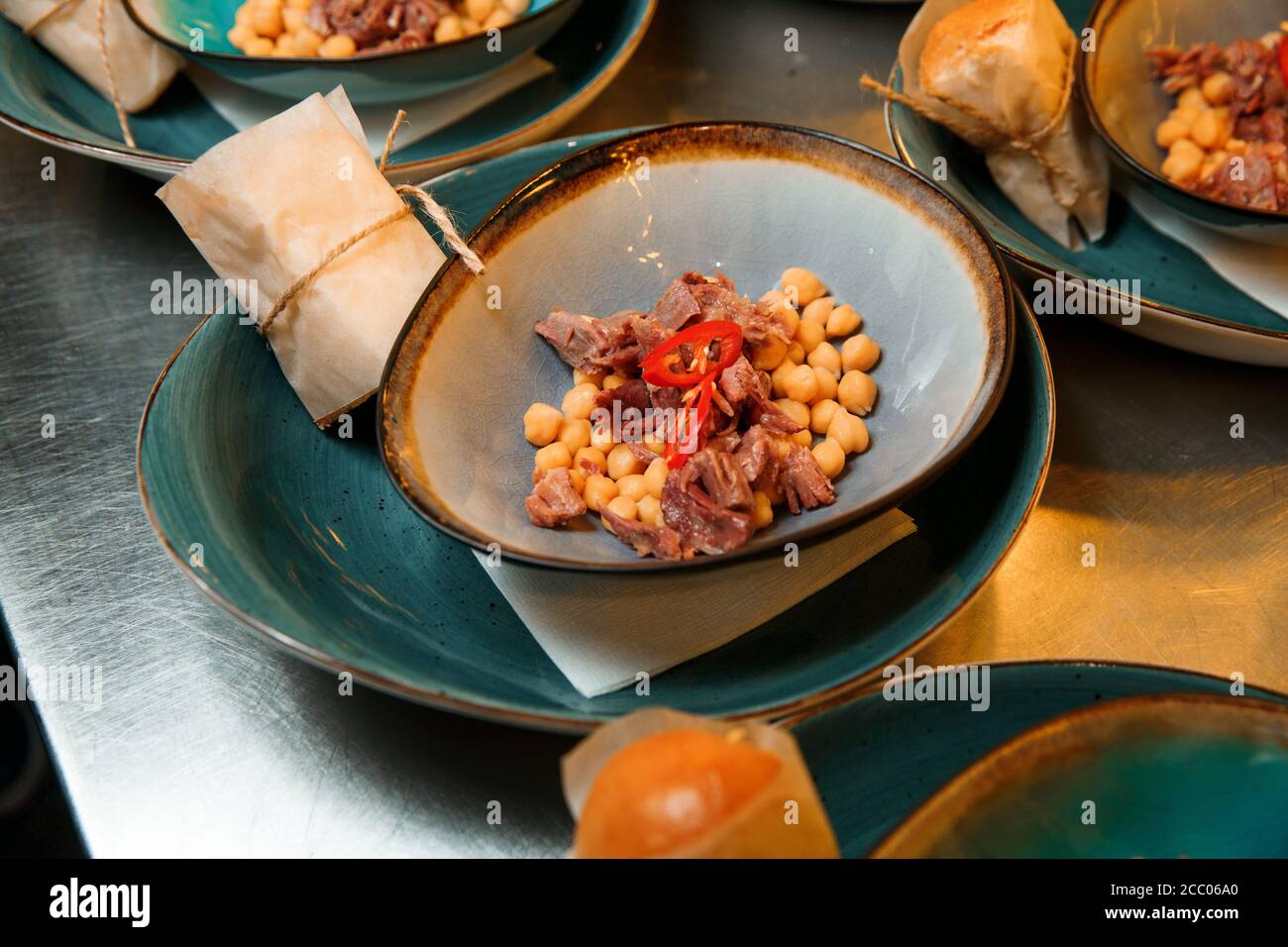 Il processo di attrarre la zuppa da ceci e carne. La piastra contiene tutti gli ingredienti tranne il brodo. Foto Stock