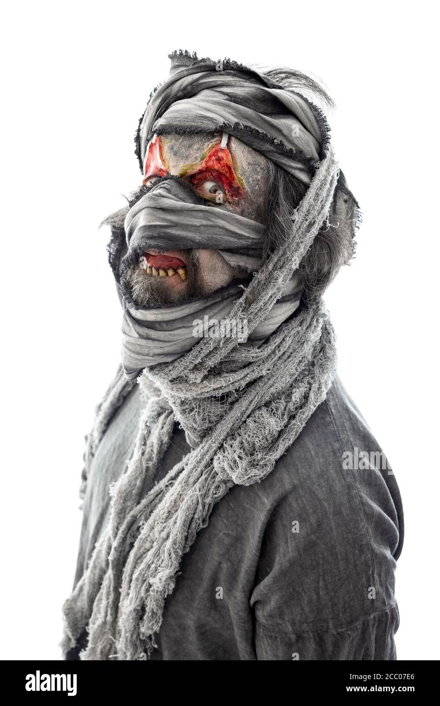 creepy halloween o costume di carnevale con faccia sanguinosa e sciarpe grigie, isolato su bianco Foto Stock