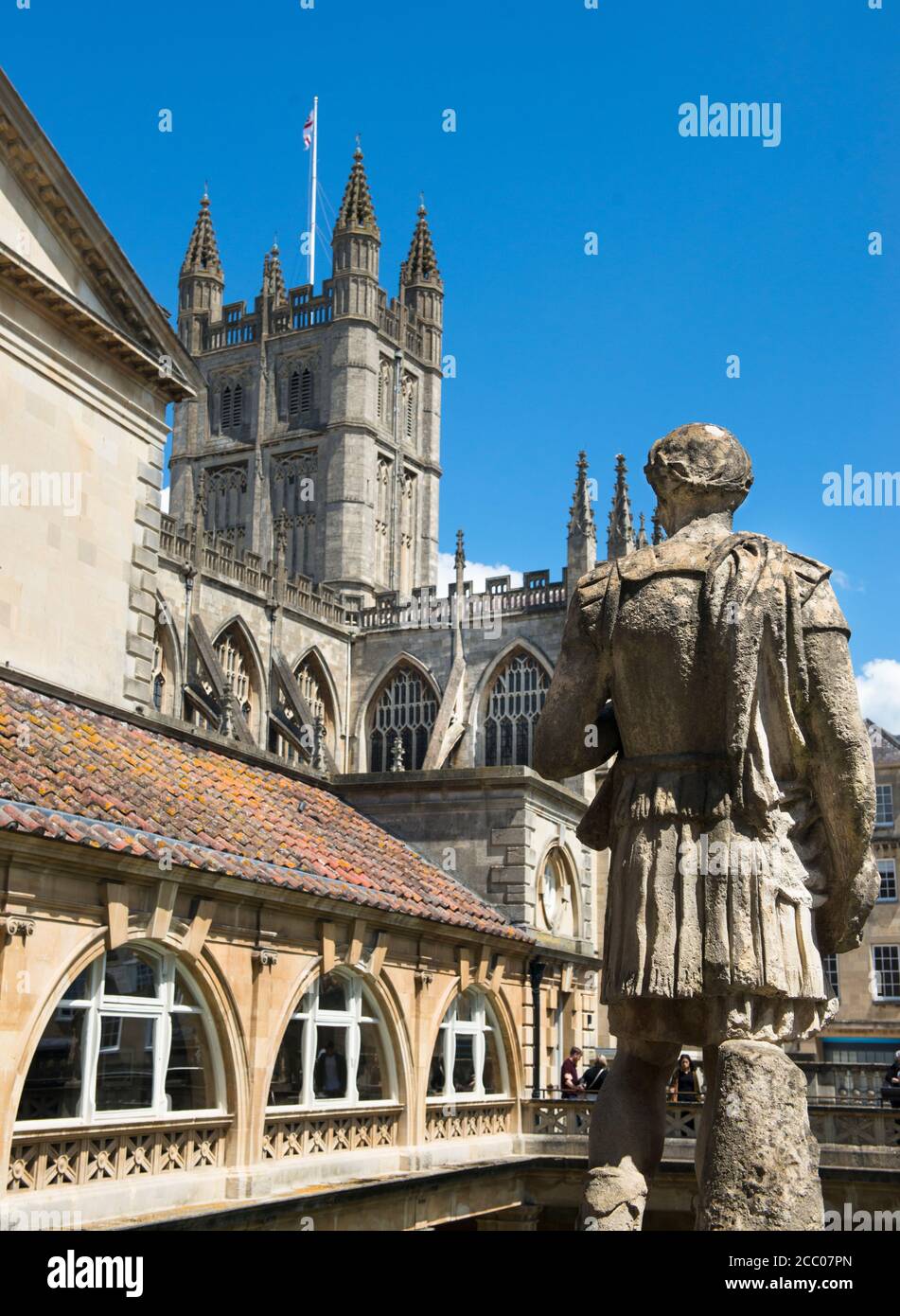 Great Bath, Bath, Inghilterra. Statua dell'Imperatore Adriano (76-138 d.C.), Imperatore Romano, 117-138. Guardando verso est verso Bath Abbey. Somerset, Regno Unito. Spazio di copia. Foto Stock