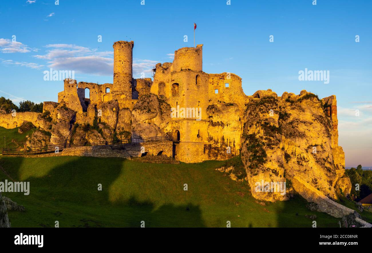 Castello di Ogrodzieniec in Polonia il castello fa parte del sistema delle roccaforti note come nidi delle aquile Foto Stock