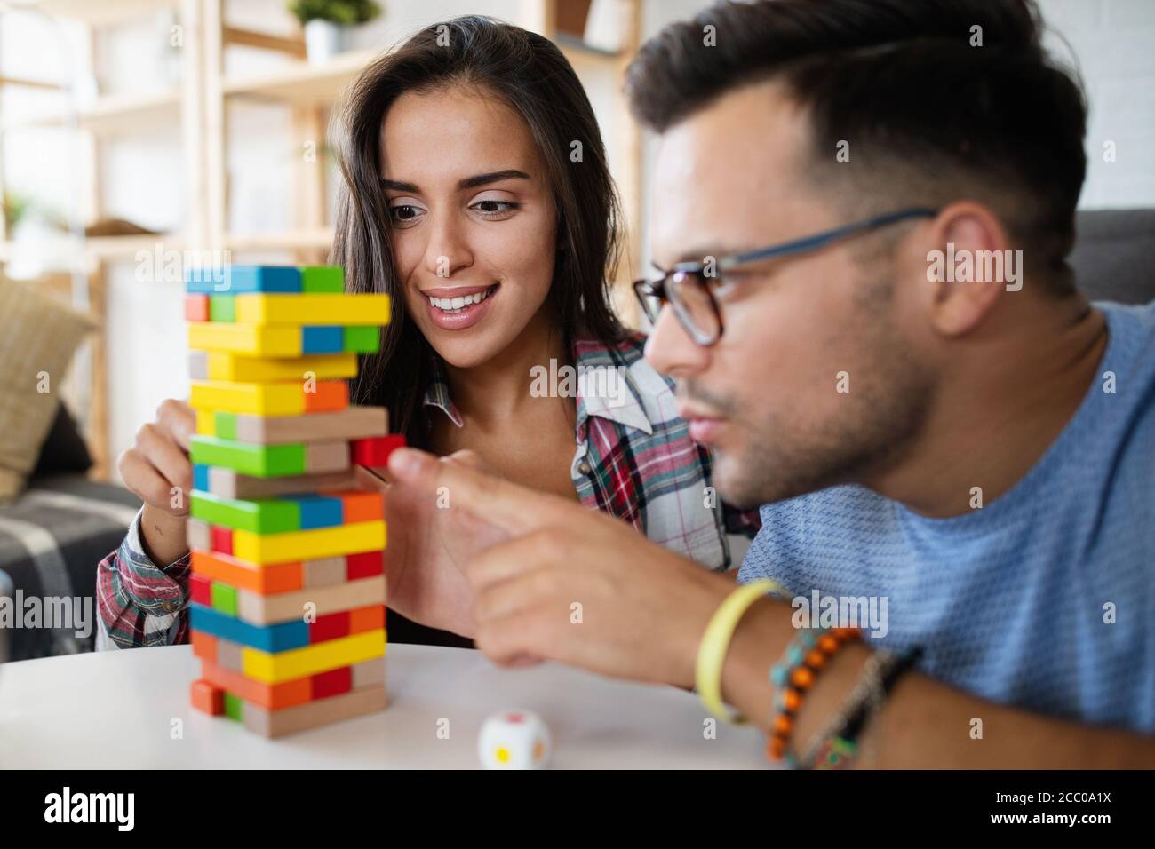 Coppia in amore gioco da tavolo e divertirsi. Foto Stock