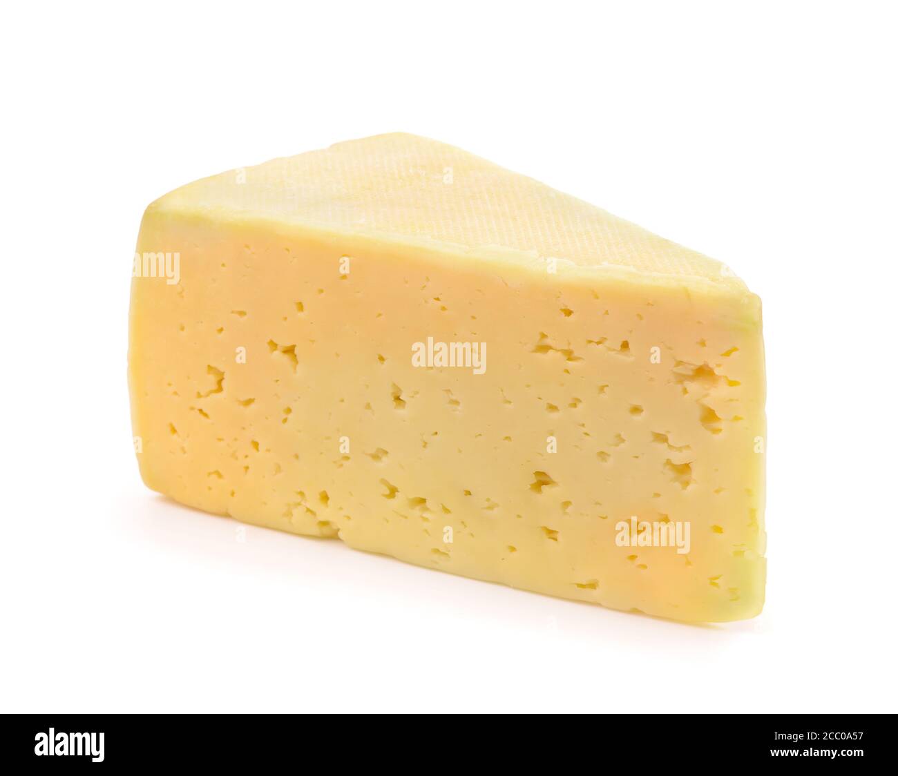 Pezzo di formaggio semirigido Tilsiter isolato su bianco Foto Stock