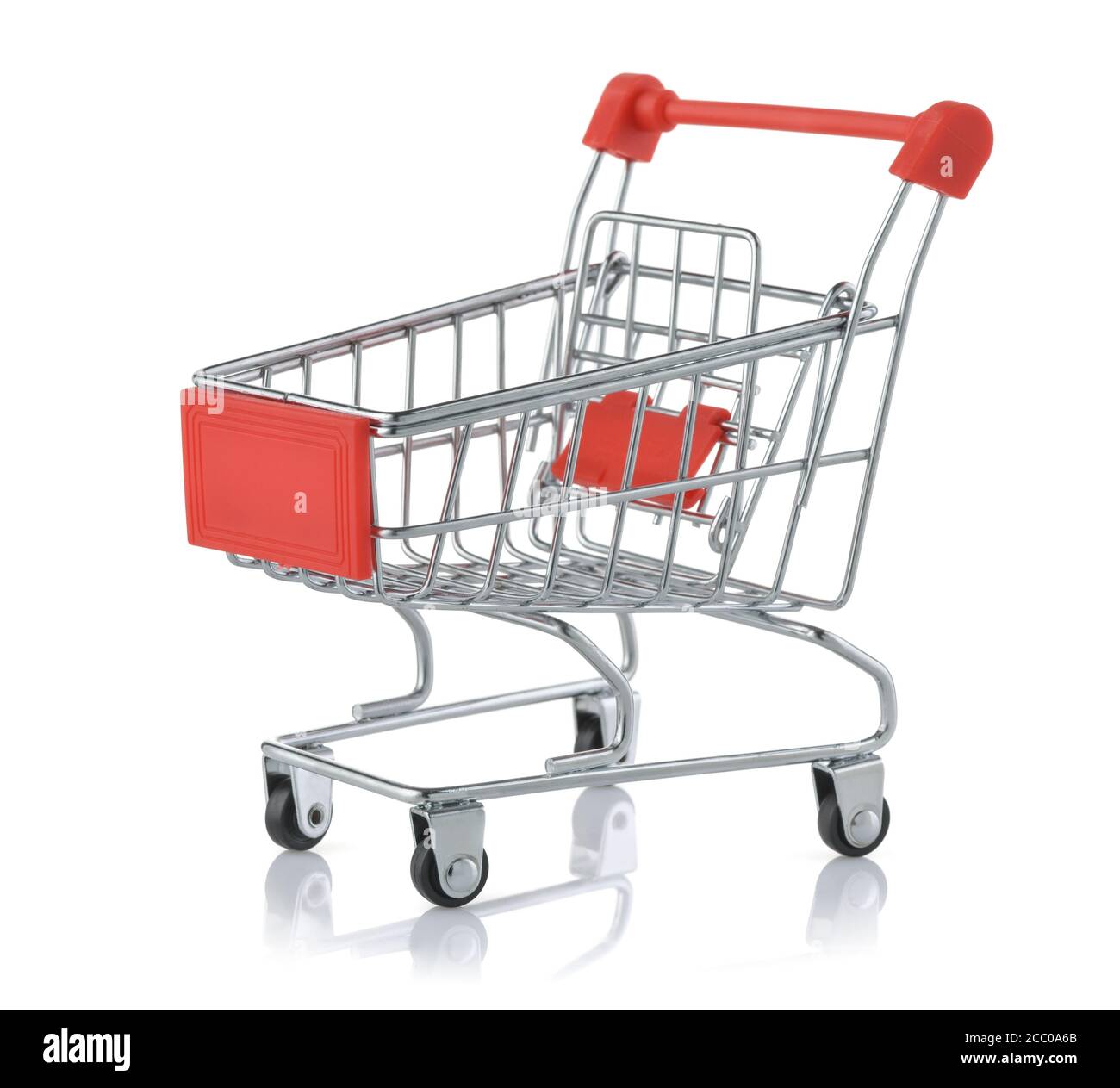 Carrello carrello vuoto giocattolo isolato su bianco Foto Stock