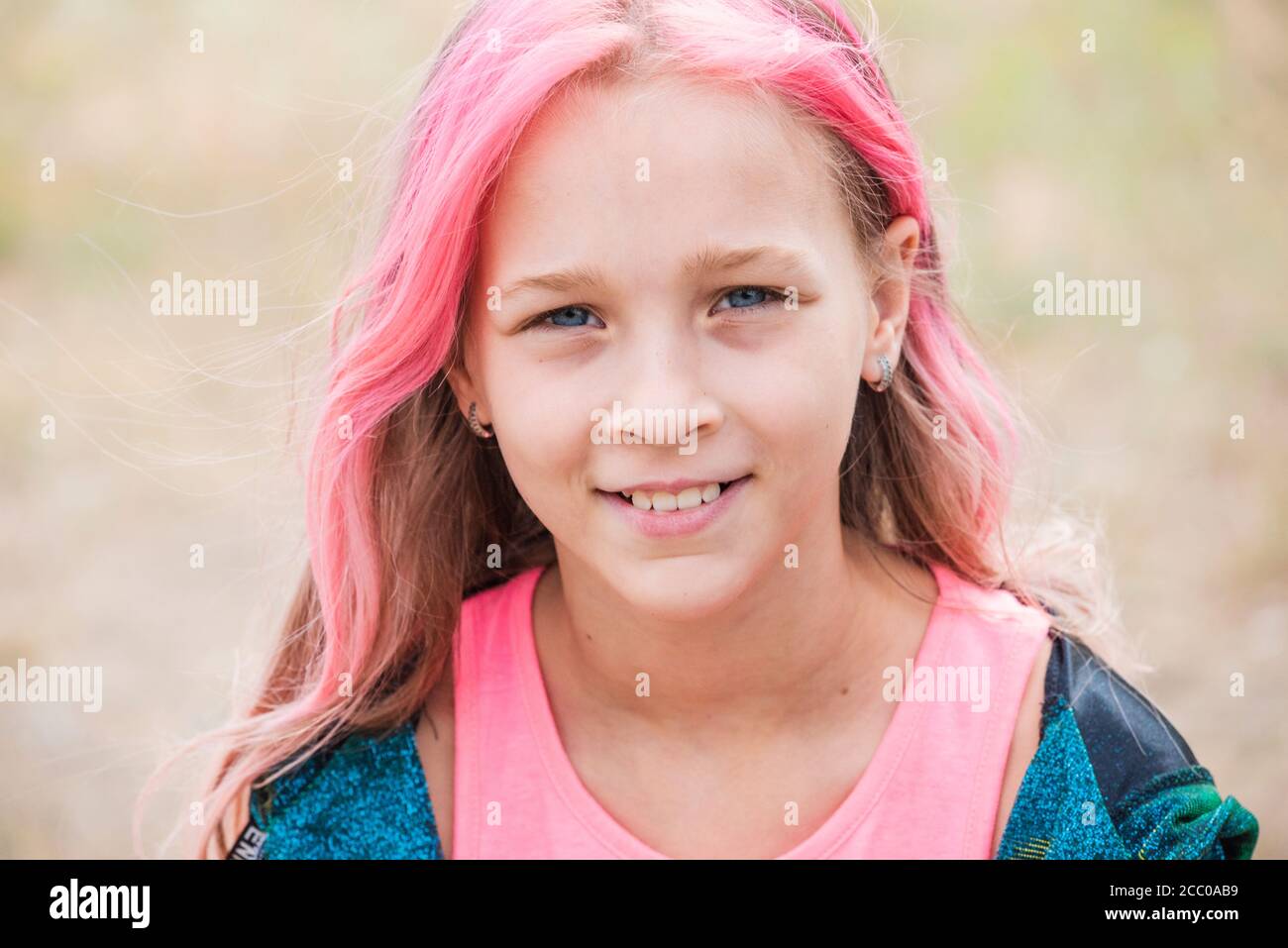carino ritratto di bambina . Ritratto esterno della bambina carina nel  giorno d'estate. Ritratto di una bambina con capelli rosa. Bambino di 9-10  anni. Adolescente Foto stock - Alamy