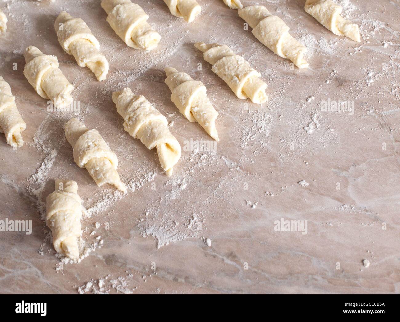 I bagel fatti in casa di formaggio casolare da pasta e formaggio casolare giacciono sul tavolo, sfondo. Deliziosi pasticcini Foto Stock