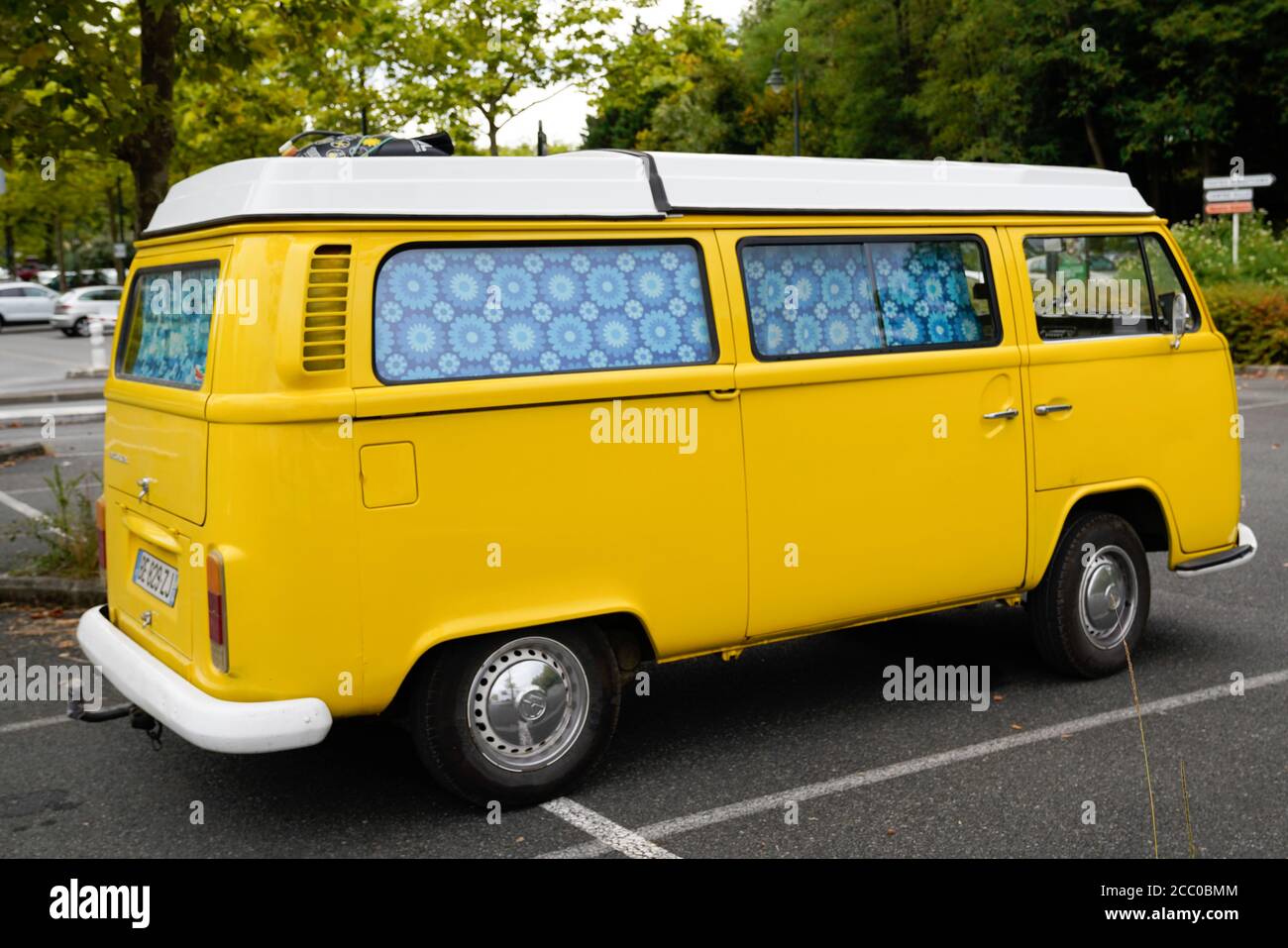 Bordeaux , Aquitaine / Francia - 08 10 2020 : vw bus vintage volkswagen campervan giallo model van fourgon combi camper da westfalia in germania Foto Stock