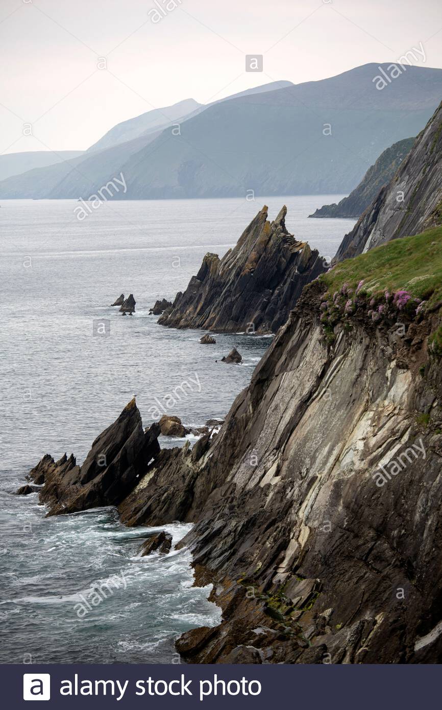 Vista delle Isole Blasket dalla costa vicino al villaggio di lingua irlandese di Dunquin nel Kerry Gaeltacht. Foto Stock