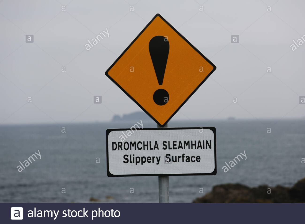 Un cartello bilingue in irlandese e inglese che avverte i visitatori di Stai attento. Foto Stock