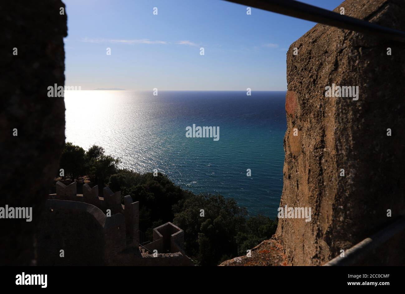 Vista sulla Costa degli Etruschi, Golfo di Baratti. Una bella giornata a Populonia, Italia. Foto Stock