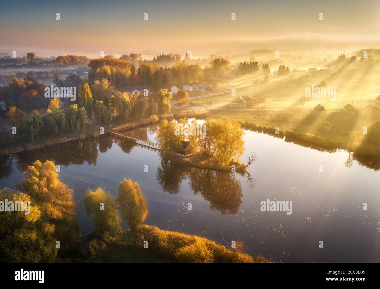 Vista aerea della casa con alberi colorati sul lago Foto Stock