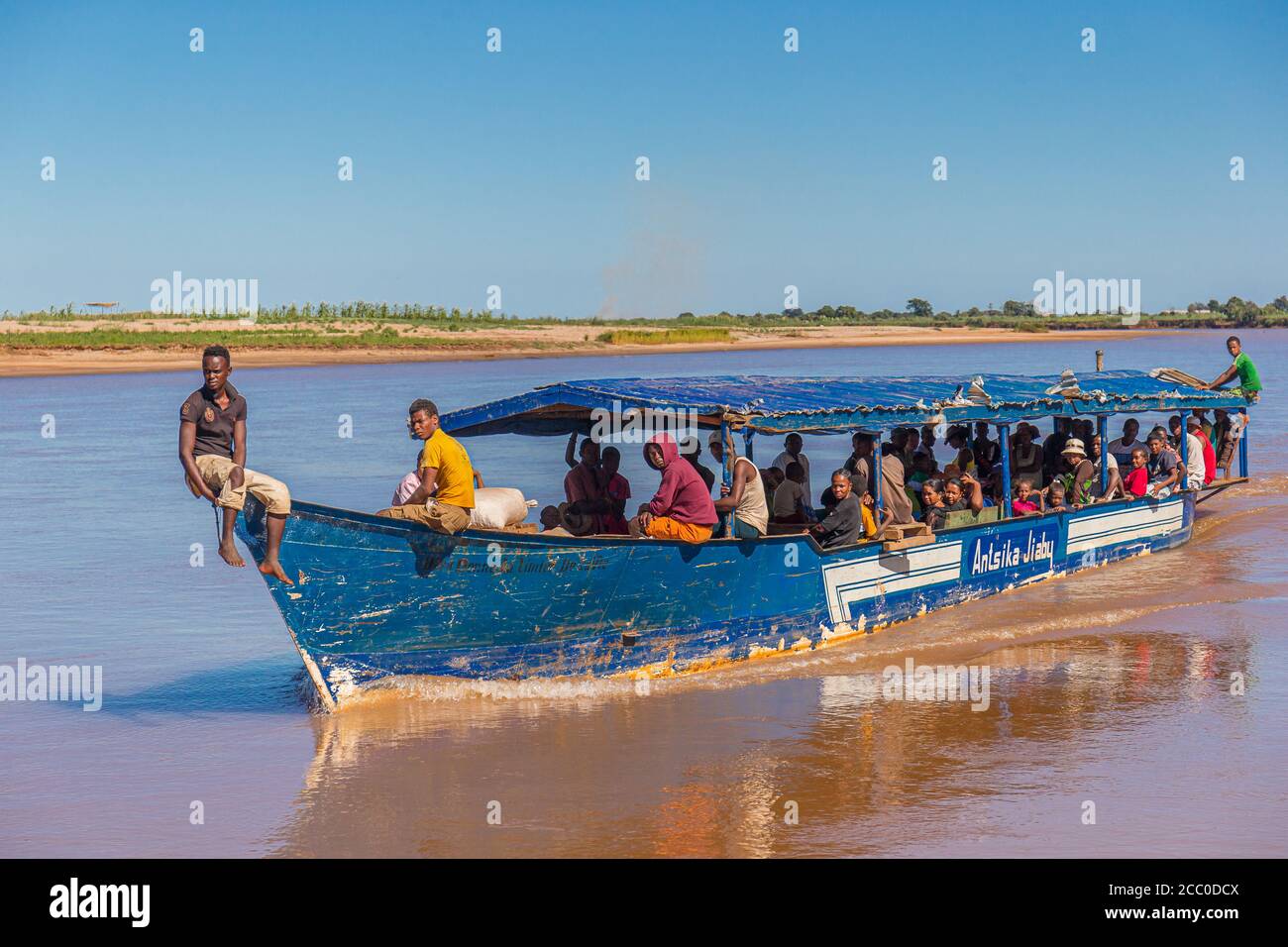 BELO SUR TSIRIBIHINA, MADAGASCAR - 9 giugno: Malegasi sul fiume Tsiribihina in una precaria chiatta automobilistica Foto Stock