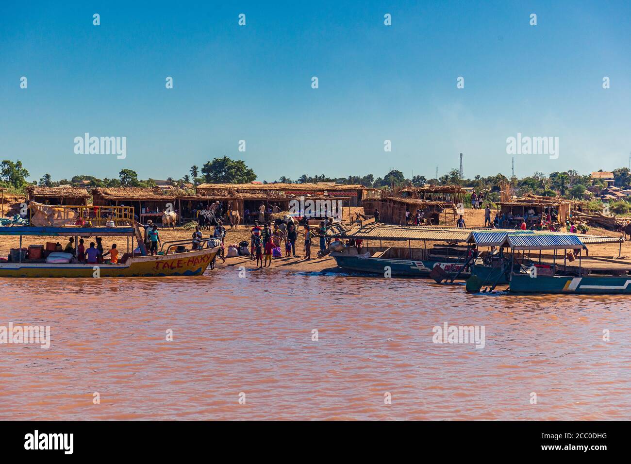 BELO SUR TSIRIBIHINA, MADAGASCAR - 9 giugno: Fermata barca a Belo sur Tsiribihina. Questa è la città più importante sulla strada per il Tsingy de Bemaraha Foto Stock