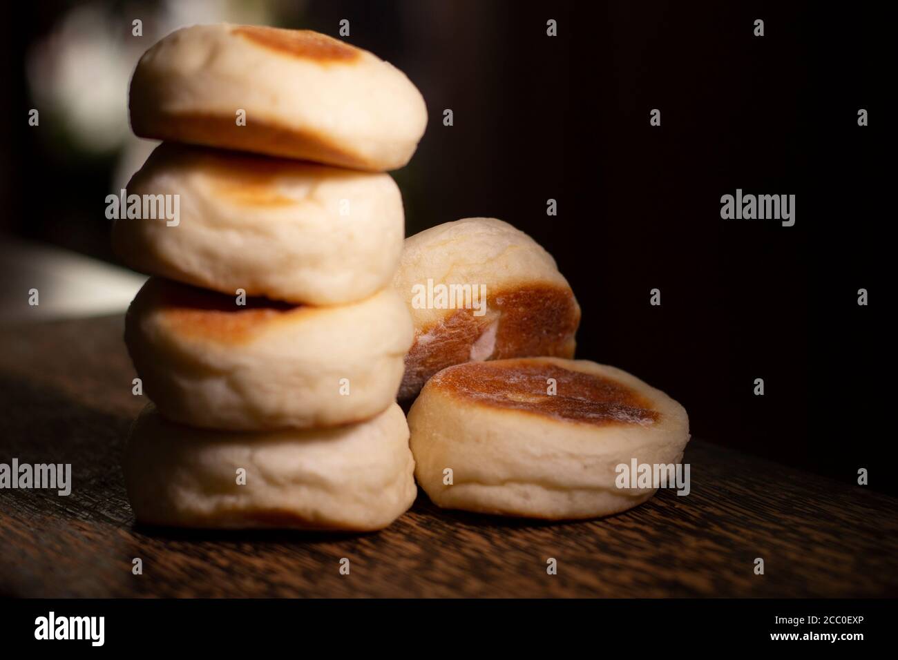 Una pila di muffin inglesi freschi Foto Stock