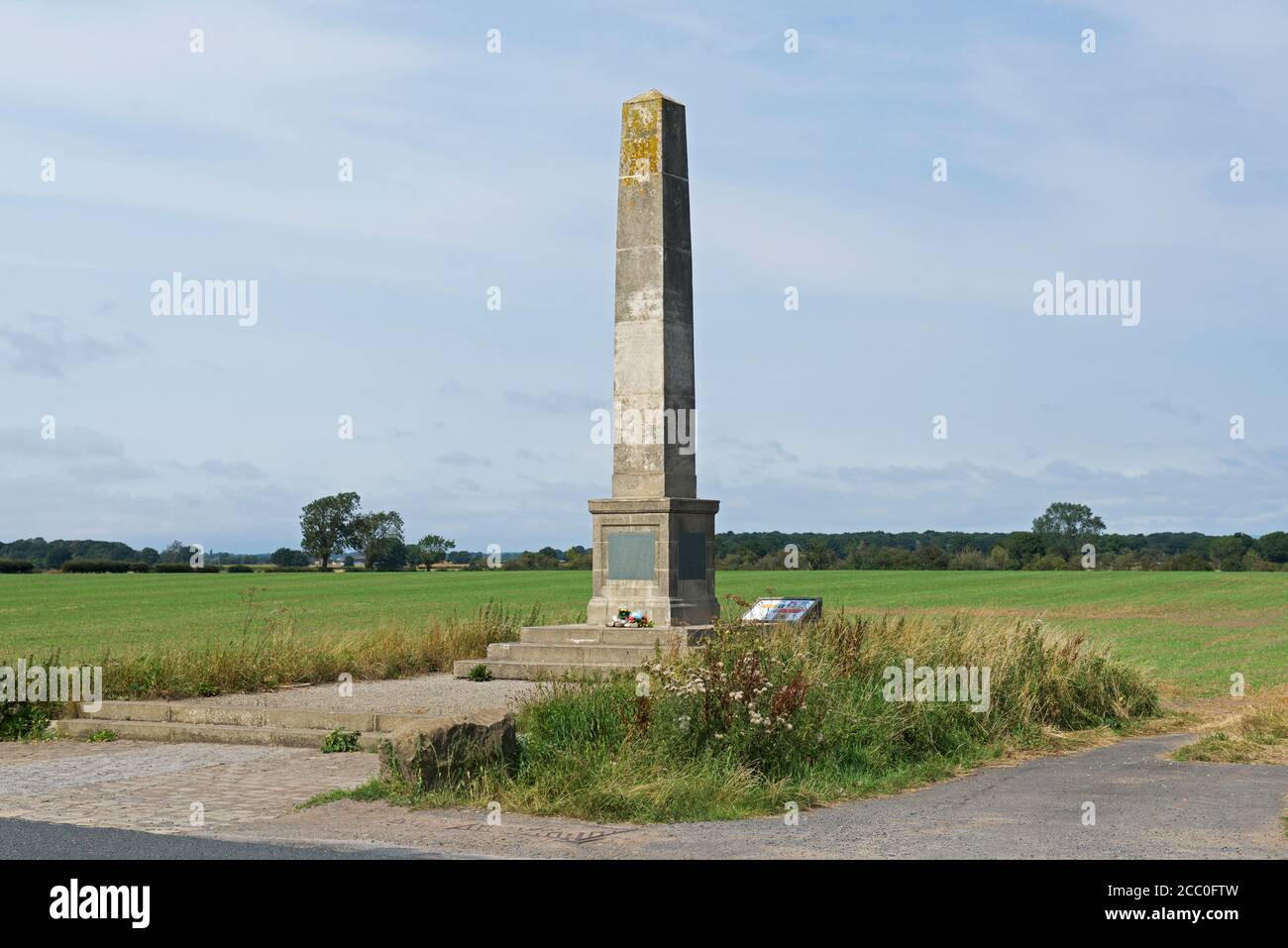 Colonna commemorativa della battaglia di Marston Moor (2 luglio 1644) durante la guerra civile inglese, vicino a Long Marston, North Yorkshire, Inghilterra UK. Foto Stock