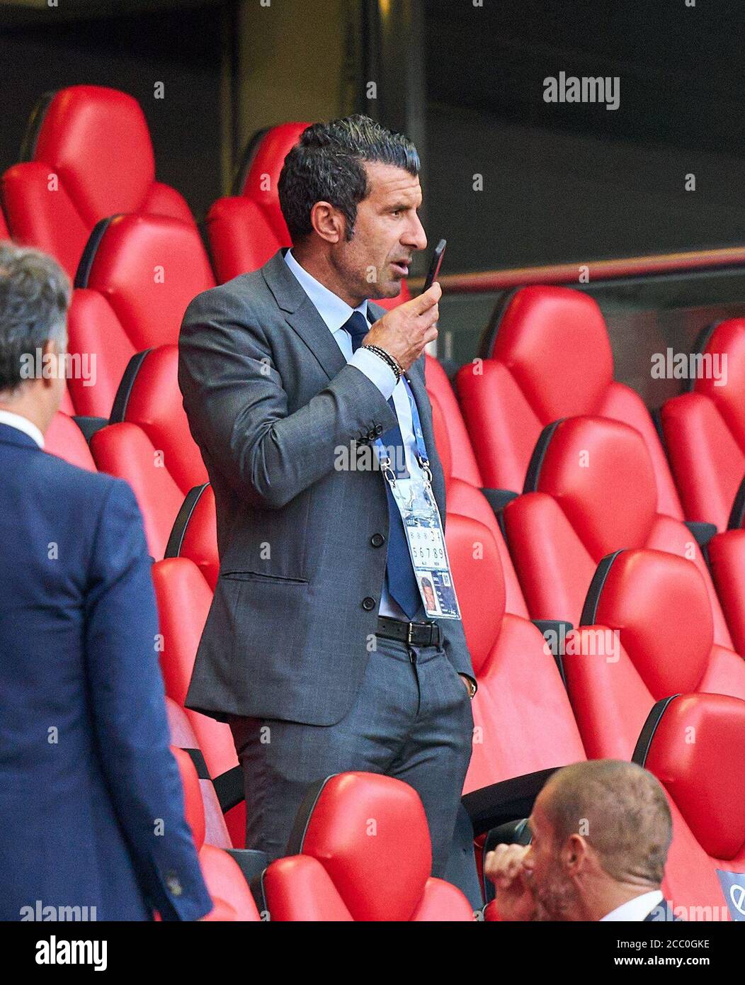 Firo Champions League 08/14/2020 1/4 quarto finale FC Bayern Monaco di Baviera, Monaco di Baviera - FC Barcellona 8: 2. Luis FIGO (por) ex giocatore nazionale di squadra fotografo: Peter Schatz/Pool/via/firosportphoto - le NORMATIVE UEFA VIETANO QUALSIASI USO DI FOTOGRAFIE come SEQUENZE DI IMMAGINI e/o QUASI-VIDEO - News-Agenzie nazionali e internazionali FUORI uso editoriale SOLO i nostri Termini e condizioni, disponibili su www.firosportphoto.de, §SOLO PER L'USO IN GERMANIA !!!!!! copyright by firo sportphoto: Coesfelder Str. 207 D-48249 Dulmen www.firosportphoto.de mail@firosportphoto.de dati del conto: (V olksbank B Foto Stock