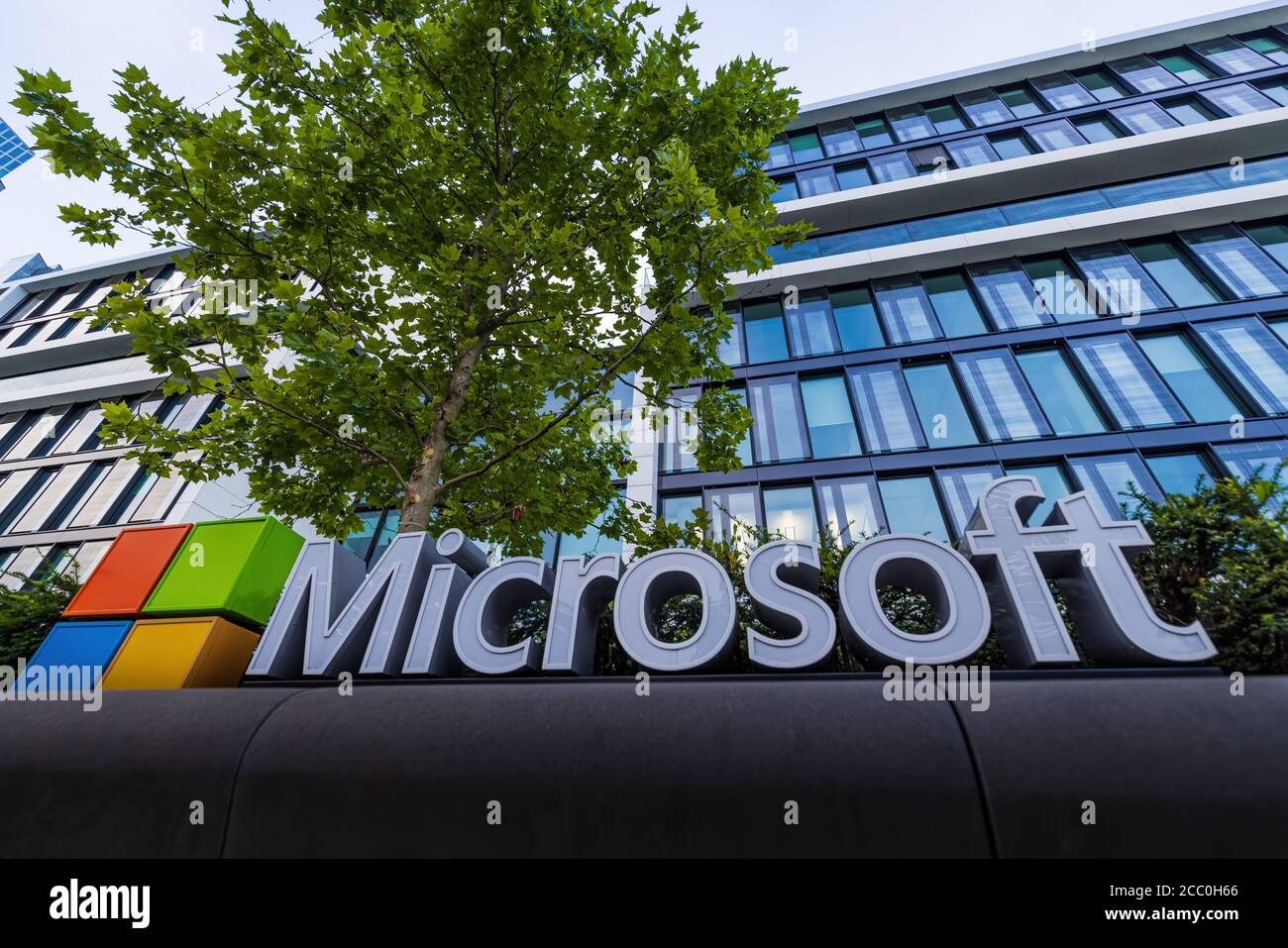 Monaco di Baviera, Germania - 16 agosto 2020: Logo Microsoft presso l'ufficio aziendale situato a Monaco di Baviera, Germania Foto Stock