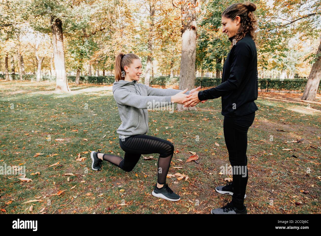 Un paio di donne che si allenano all'aperto nel parco Foto Stock