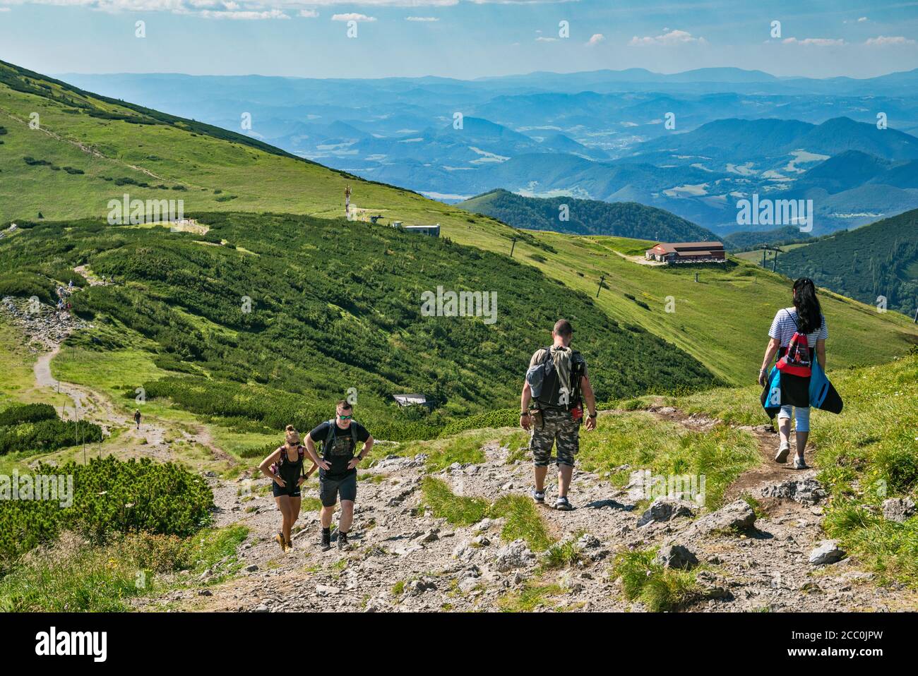 Massiccio di Velky Krivan a sinistra, stazione superiore della funivia di Vratna Chleb, escursionisti sulla cima del sentiero Chleb, Parco Nazionale di Mala Fatra, Regione Zilina, Slovacchia Foto Stock