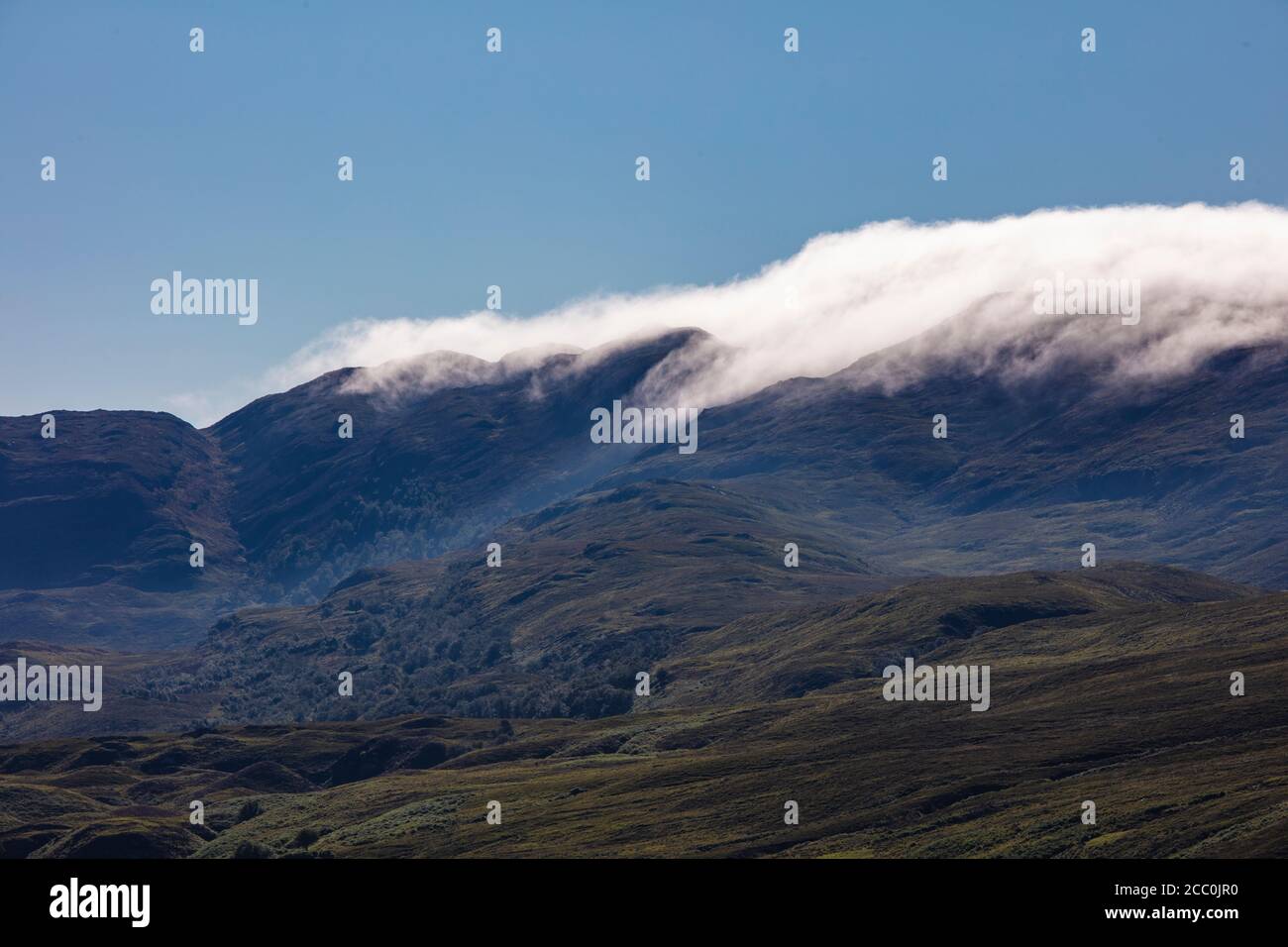 Vedute avvincenti su due percorsi per Breabag, una scarpata di pietra calcarea e quarzite nel cuore della balza dell'Assynt. Foto Stock