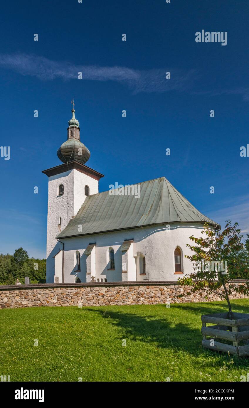 Chiesa di San Giovanni Battista, 12 ° secolo, nel villaggio di Kremnicke Bane, vicino a Kremnica, Banska Bystrica Regione, Slovacchia Foto Stock