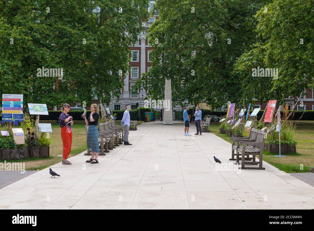 Mostra e consultazione pubblica in corso in Grosvenor Square per la proposta di riprogettazione della piazza, Mayfair, Londra, Inghilterra, Regno Unito Foto Stock