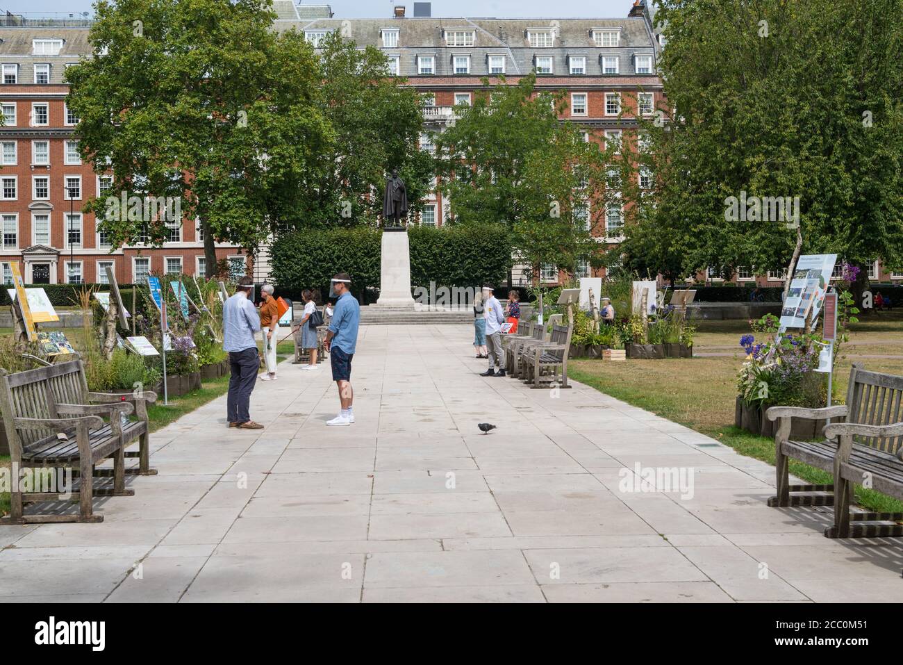 Mostra e consultazione pubblica in corso in Grosvenor Square per la proposta di riprogettazione della piazza, Mayfair, Londra, Inghilterra, Regno Unito Foto Stock