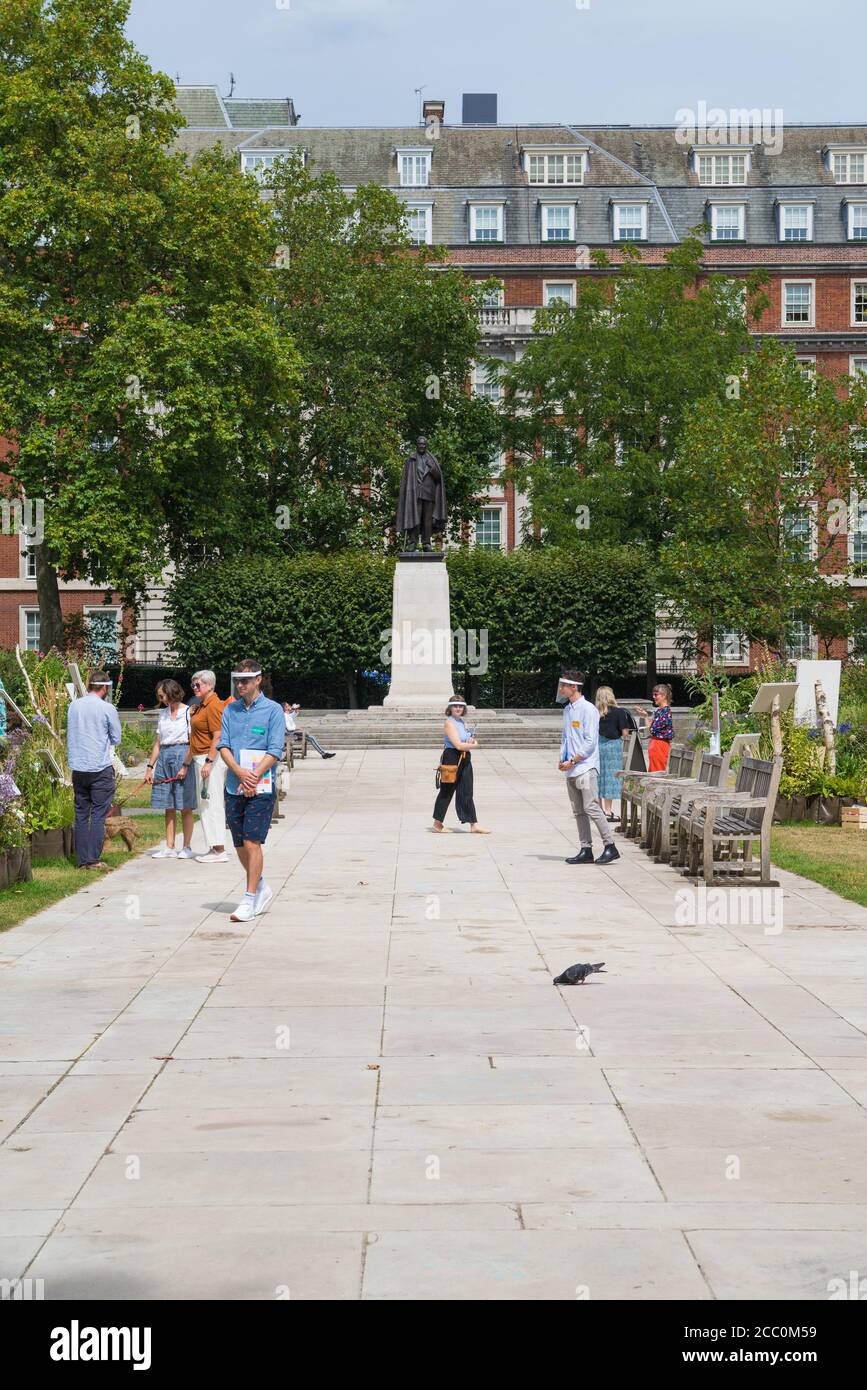 Mostra e consultazione pubblica in corso in Grosvenor Square per la proposta di riprogettazione della piazza, Mayfair, Londra, Inghilterra, Regno Unito Foto Stock