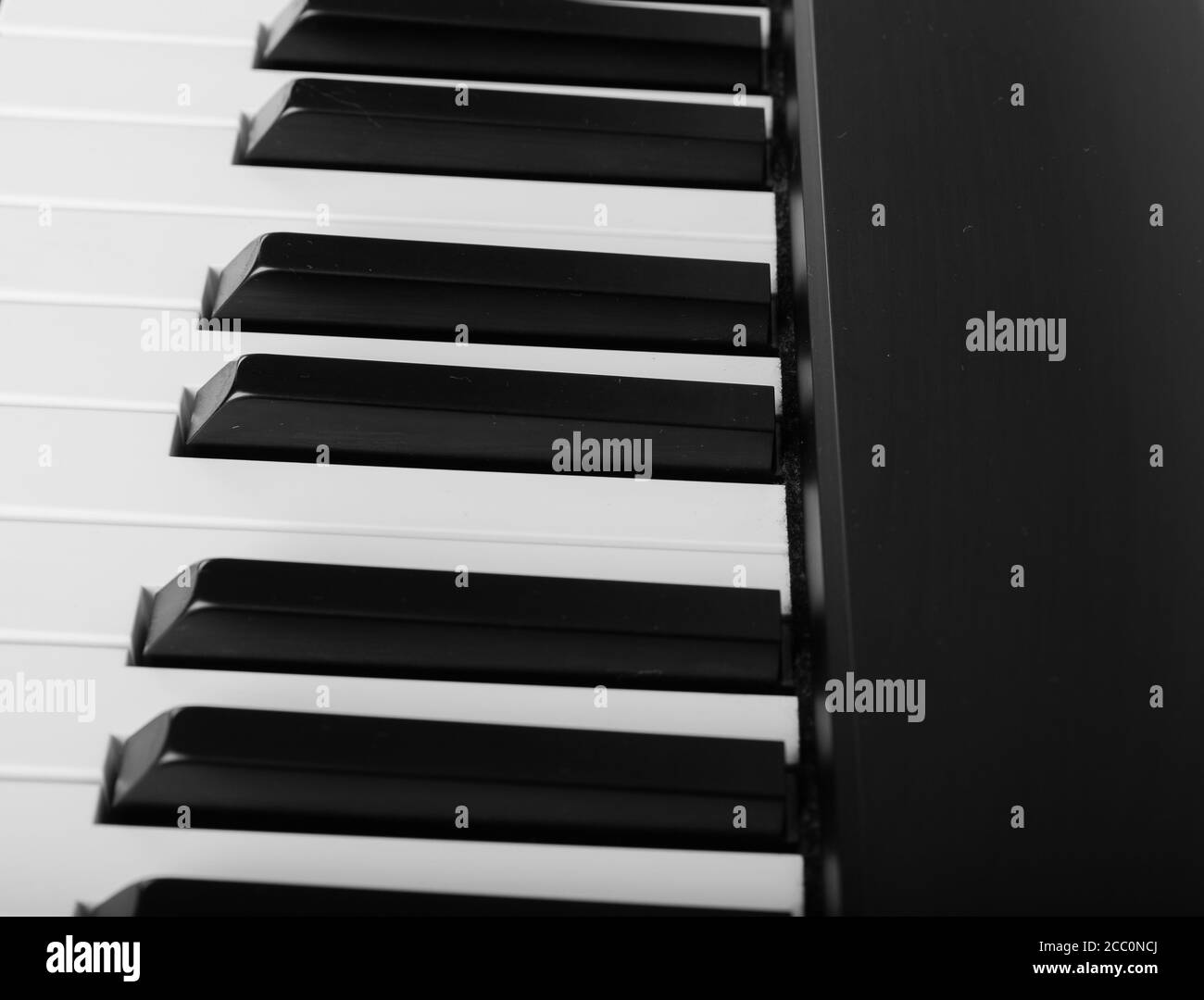 Moderno pianoforte digitale in bianco e nero Foto Stock