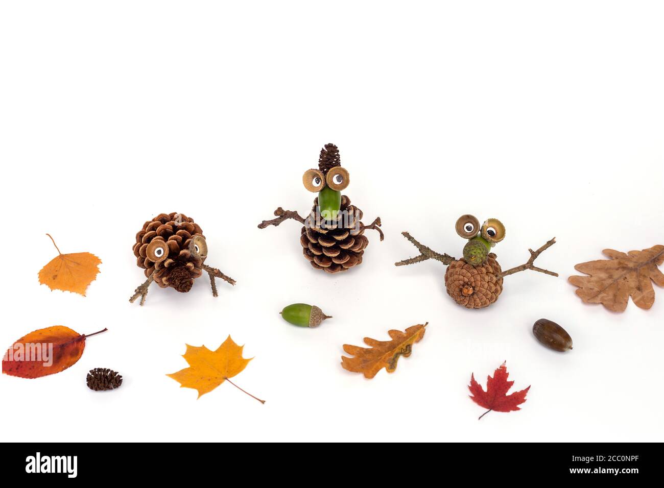 facile artigianato materiale naturale per bambini, articolo fatto a mano di cono di pino e foglie d'autunno. Decorazione giorno di ringraziamento. Foto Stock
