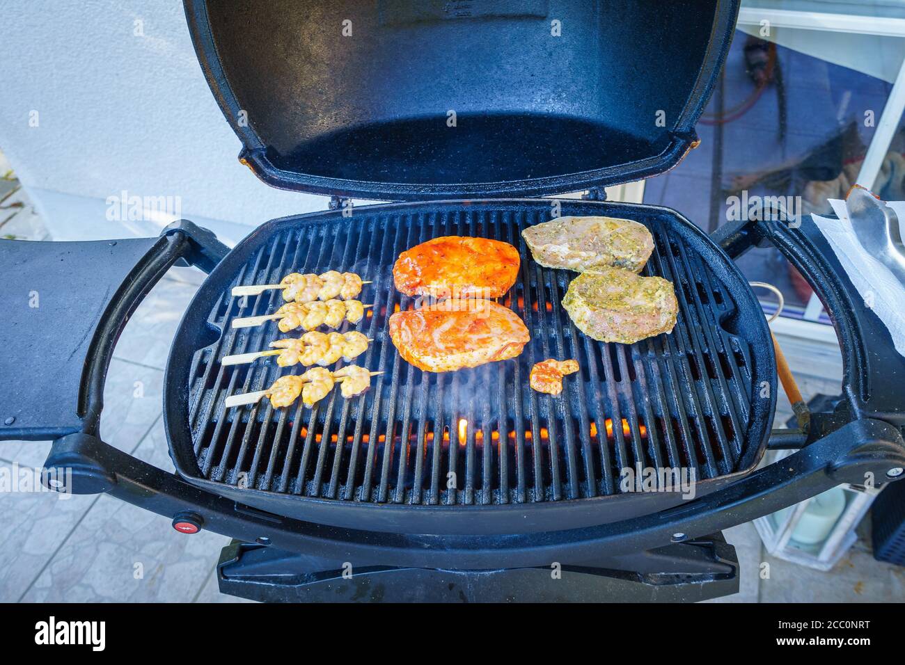 Grigliare le bistecche su un grill a gas nella bassa Baviera Germania Foto Stock