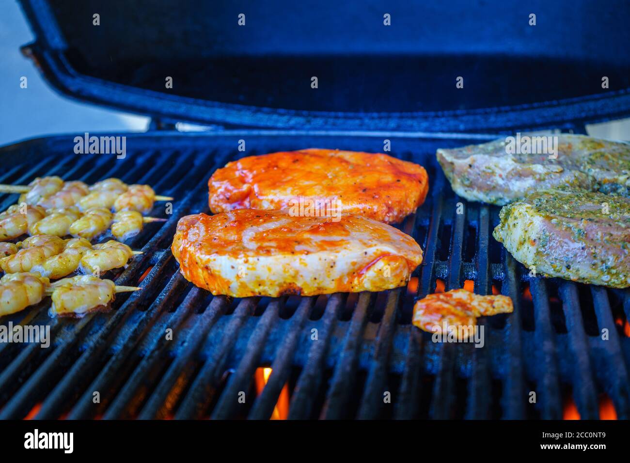 Grigliare le bistecche su un grill a gas nella bassa Baviera Germania Foto Stock