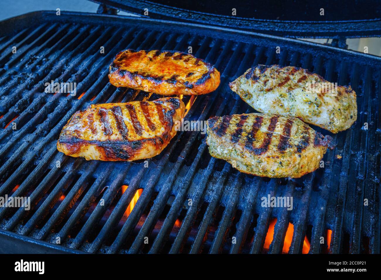 Grigliare le bistecche su un grill a gas nella bassa Baviera Germania Foto Stock
