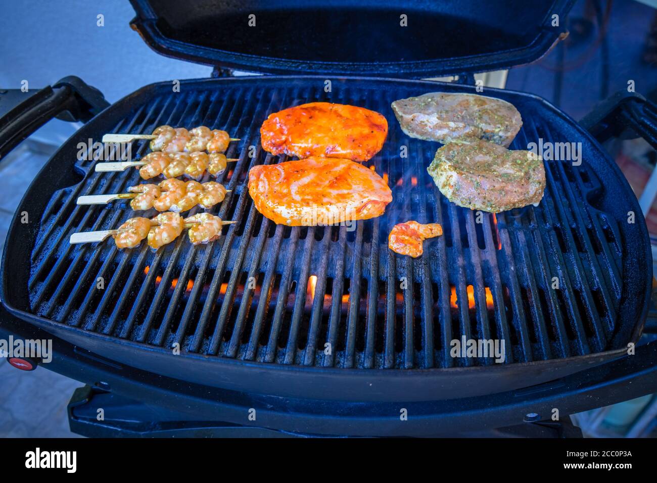 Grigliare le bistecche su un grill a gas nella bassa Baviera Germania Foto Stock