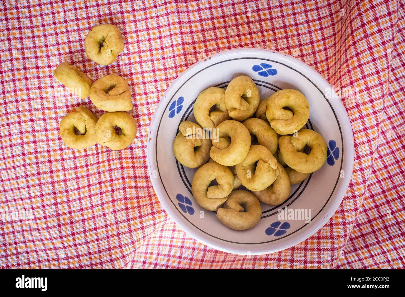 Cracker di taralli fatti in casa in una tradizionale ciotola di ceramica pugliese Foto Stock