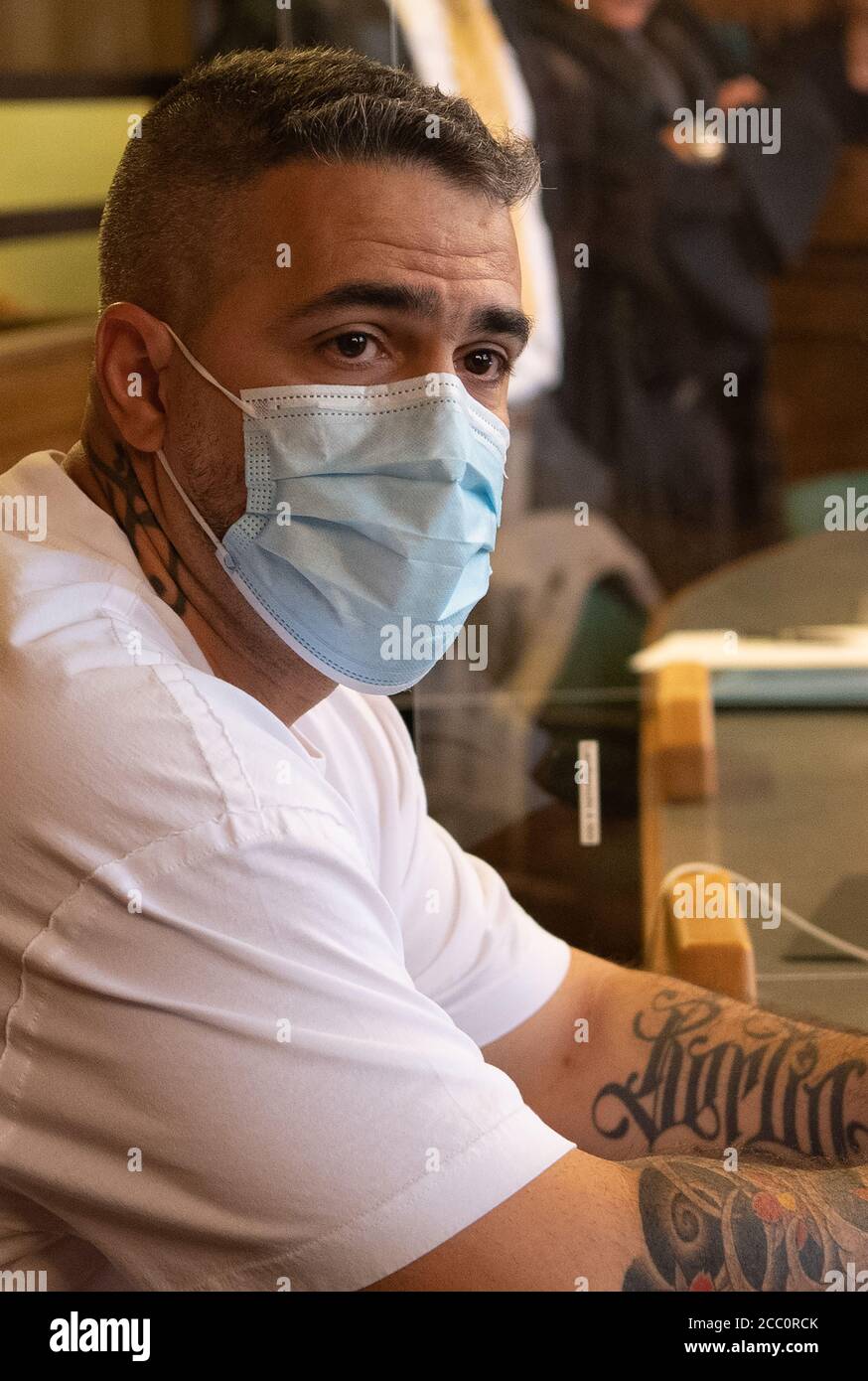 Berlino, Germania. 17 agosto 2020. Anis Mohamed Youssef Ferchichi, conosciuto come rapper Bushido, prende posto in una corte della corte regionale all'inizio di un processo contro il capo di una ben nota famiglia araba estesa. L'ex partner commerciale del rapper Bushido è accusato di diversi crimini contro Bushido. Tre fratelli di Arafat A.-CH. Bushido è un attore congiunto nel procedimento dinanzi al Tribunale regionale di Berlino. Credit: Paul Zinken/dpa-Zentralbild/Pool/dpa/Alamy Live News Foto Stock