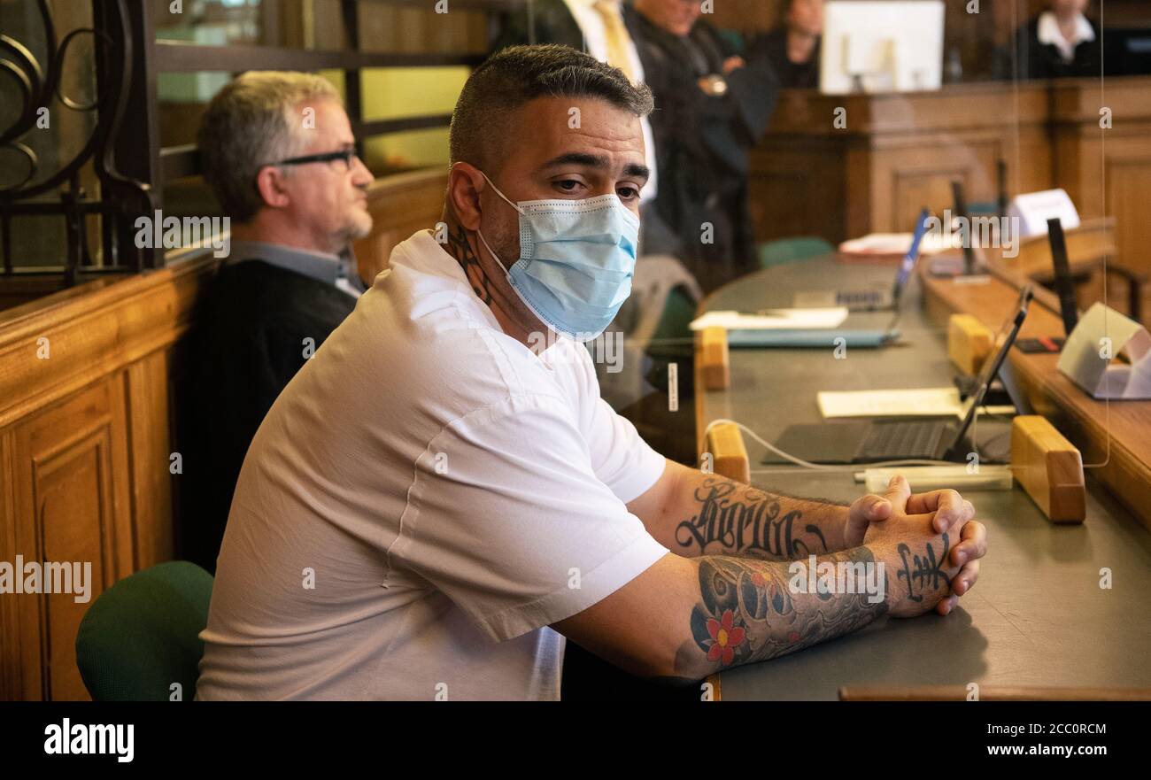Berlino, Germania. 17 agosto 2020. Anis Mohamed Youssef Ferchichi, conosciuto come rapper Bushido, siede in una corte della corte regionale all'inizio di un processo contro il capo di una ben nota famiglia araba estesa. L'ex partner commerciale del rapper Bushido è accusato di diversi crimini contro Bushido. Tre fratelli di Arafat A.-CH. Bushido è un attore congiunto nel processo presso il Tribunale regionale di Berlino. Credit: Paul Zinken/dpa-Zentralbild/Pool/dpa/Alamy Live News Foto Stock