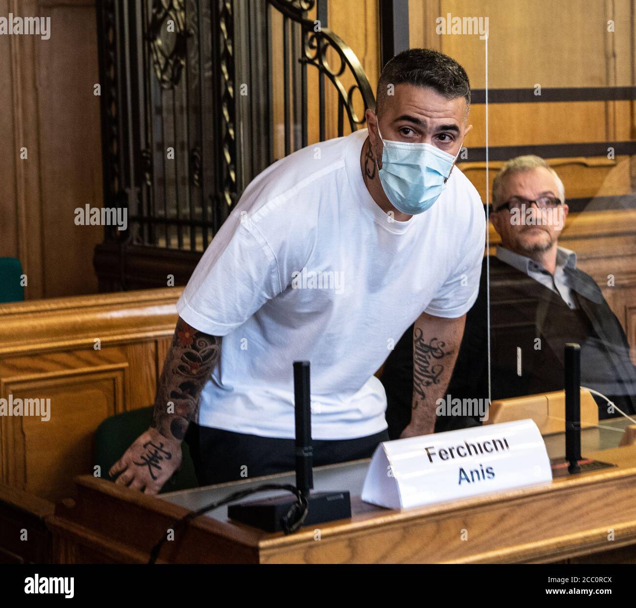 Berlino, Germania. 17 agosto 2020. Anis Mohamed Youssef Ferchichi, conosciuto come rapper Bushido, prende posto in una corte della corte regionale all'inizio di un processo contro il capo di una ben nota famiglia araba estesa. L'ex partner commerciale del rapper Bushido è accusato di diversi crimini contro Bushido. Tre fratelli di Arafat A.-CH. Bushido è un attore congiunto nel procedimento dinanzi al Tribunale regionale di Berlino. Credit: Paul Zinken/dpa-Zentralbild/Pool/dpa/Alamy Live News Foto Stock