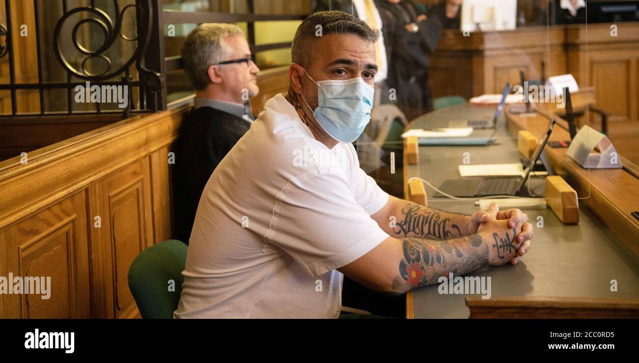 Berlino, Germania. 17 agosto 2020. Anis Mohamed Youssef Ferchichi, conosciuto come rapper Bushido, siede in una corte della corte regionale all'inizio di un processo contro il capo di una ben nota famiglia araba estesa. L'ex partner commerciale del rapper Bushido è accusato di diversi crimini contro Bushido. Tre fratelli di Arafat A.-CH. Bushido è un attore congiunto nel processo presso il Tribunale regionale di Berlino. Credit: Paul Zinken/dpa-Zentralbild/Pool/dpa/Alamy Live News Foto Stock