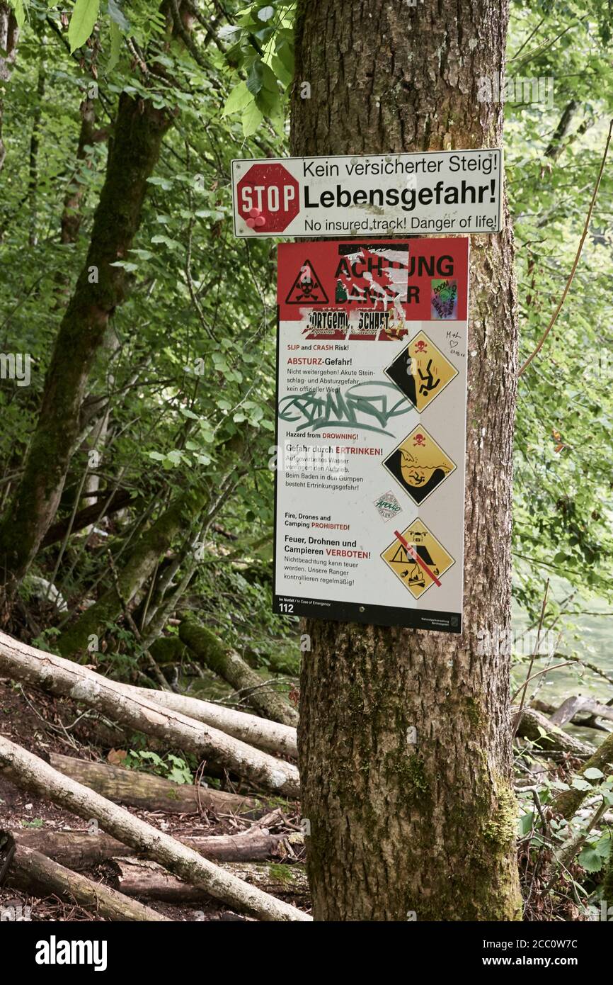 Cartello segnaletico pericolo di vita a sentiero vicino Malerwinkel, Schoenau am Koenigsee Foto Stock