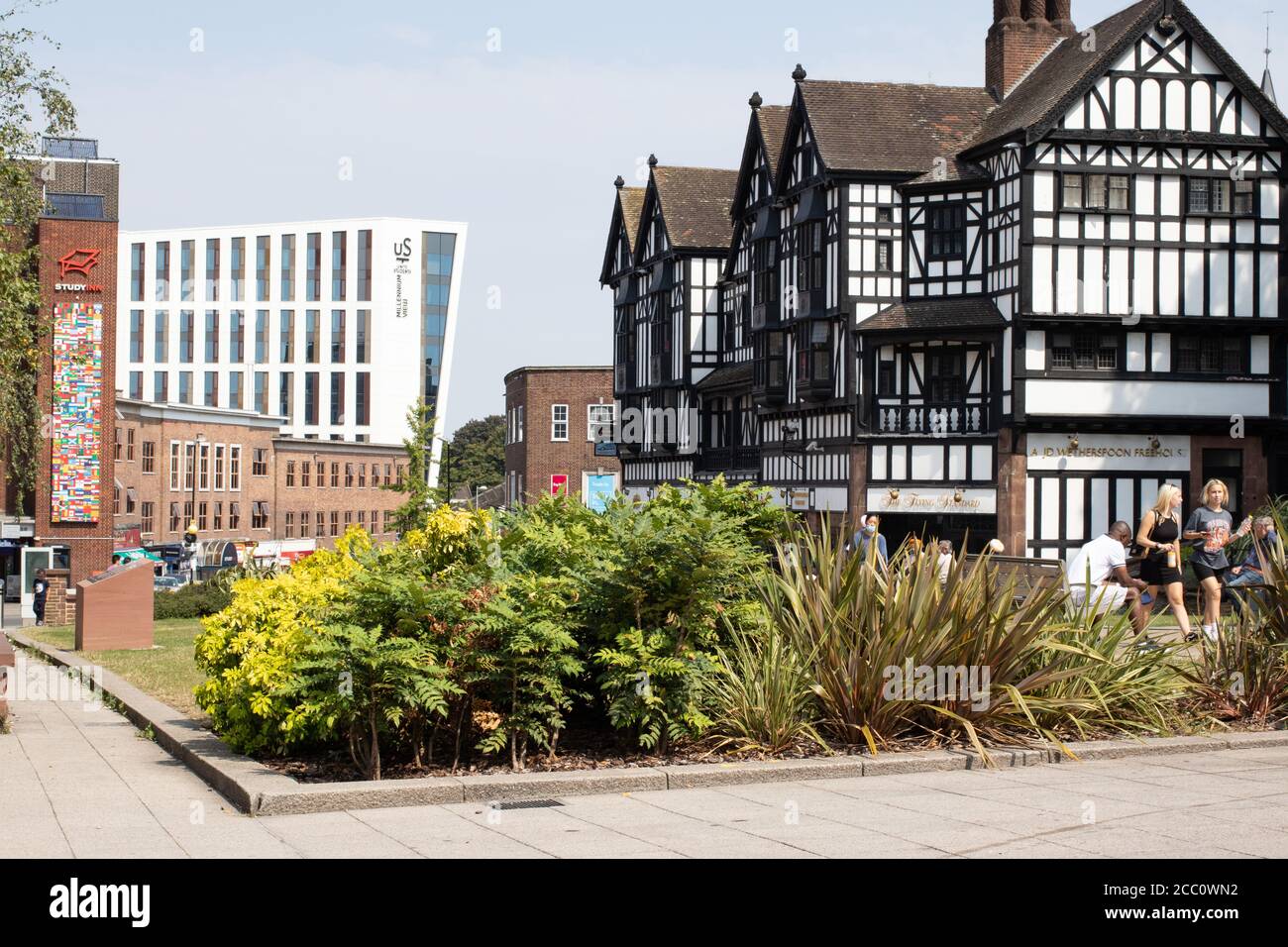 La trafficata area dello shopping di Trinity Street vicino all'area centrale di Broadgate di Coventry. La zona è in fase di preparazione per la Città che diventa Città della cultura 2021 Foto Stock