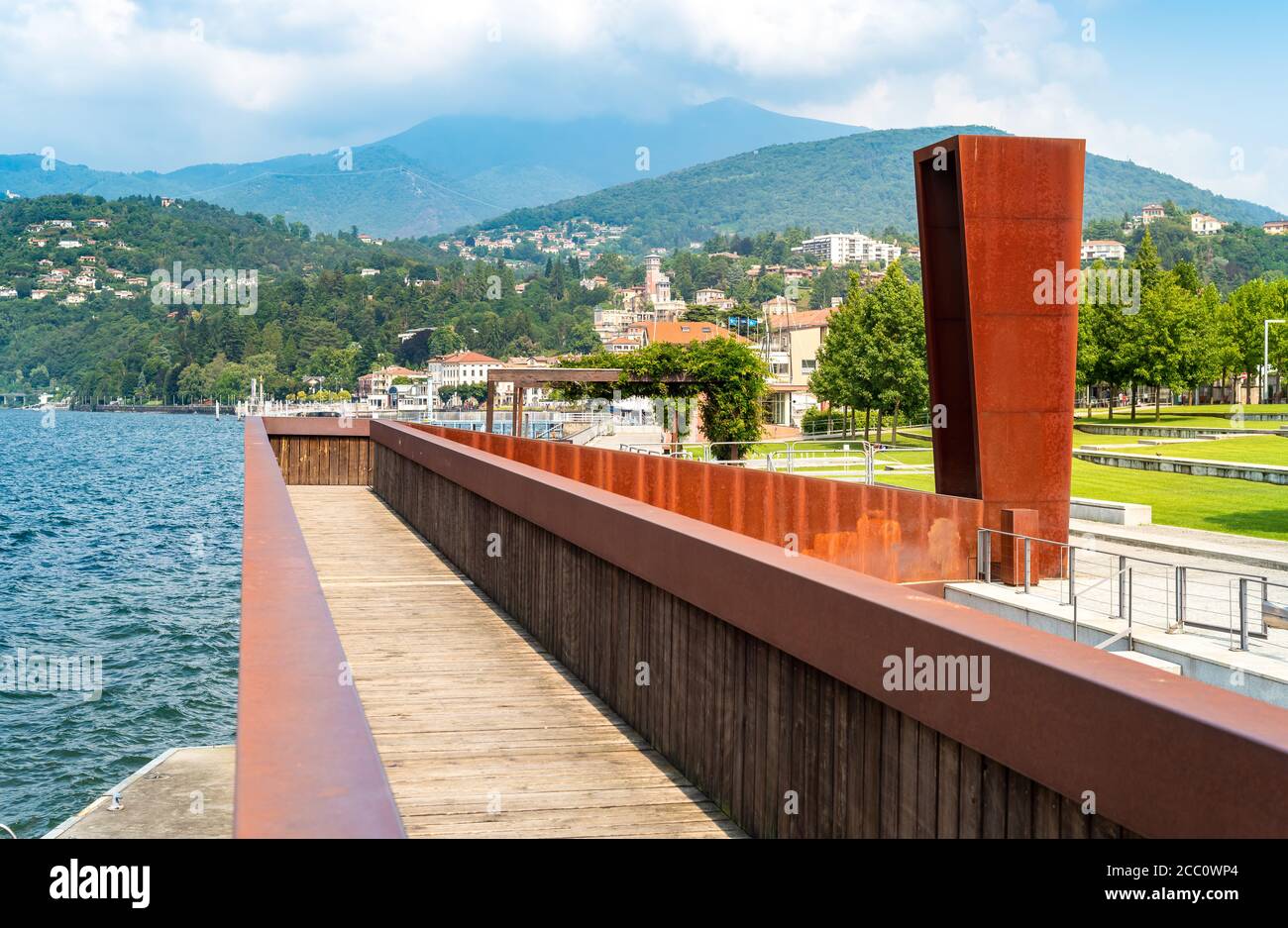 Vista sul parco del lago Luino sul lago maggiore in calda giornata estiva, Lombardia, Italia Foto Stock