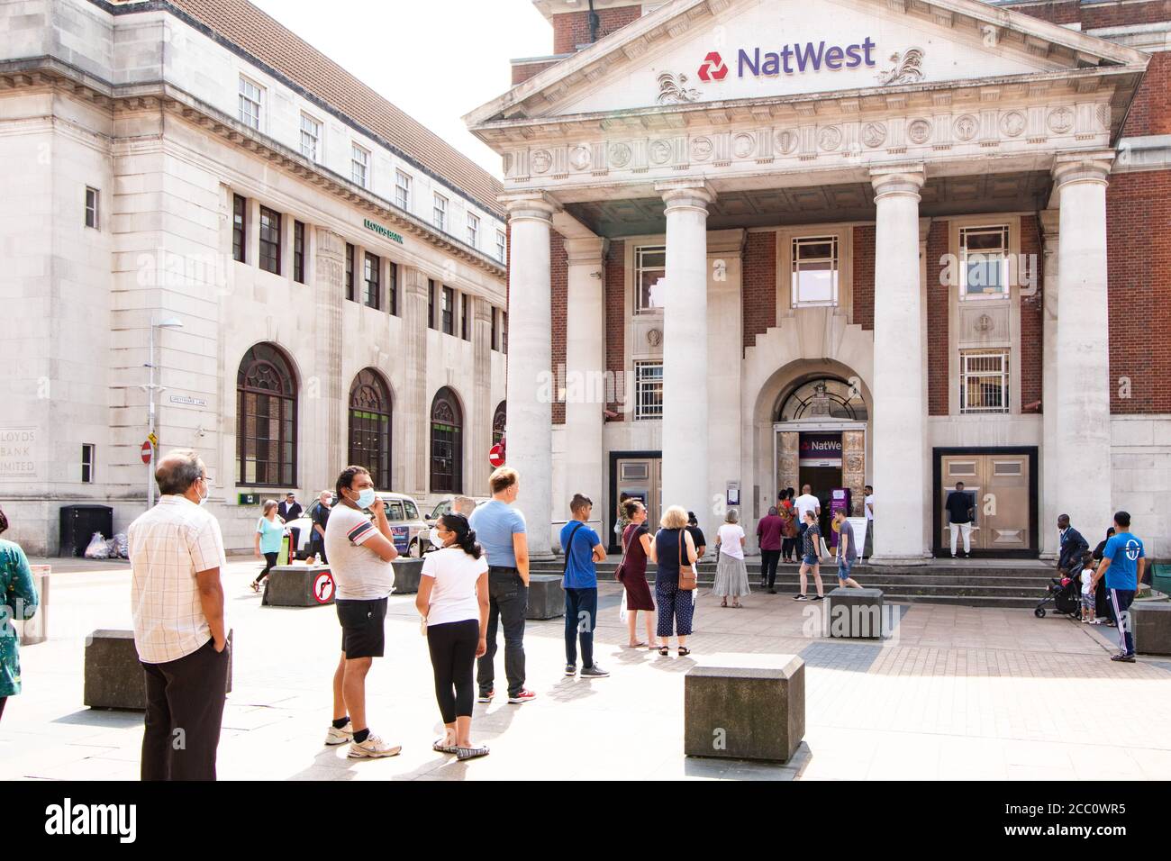 Una coda di clienti in attesa al di fuori della banca Natwest in Coventry durante la pandemia del coronavirus Foto Stock