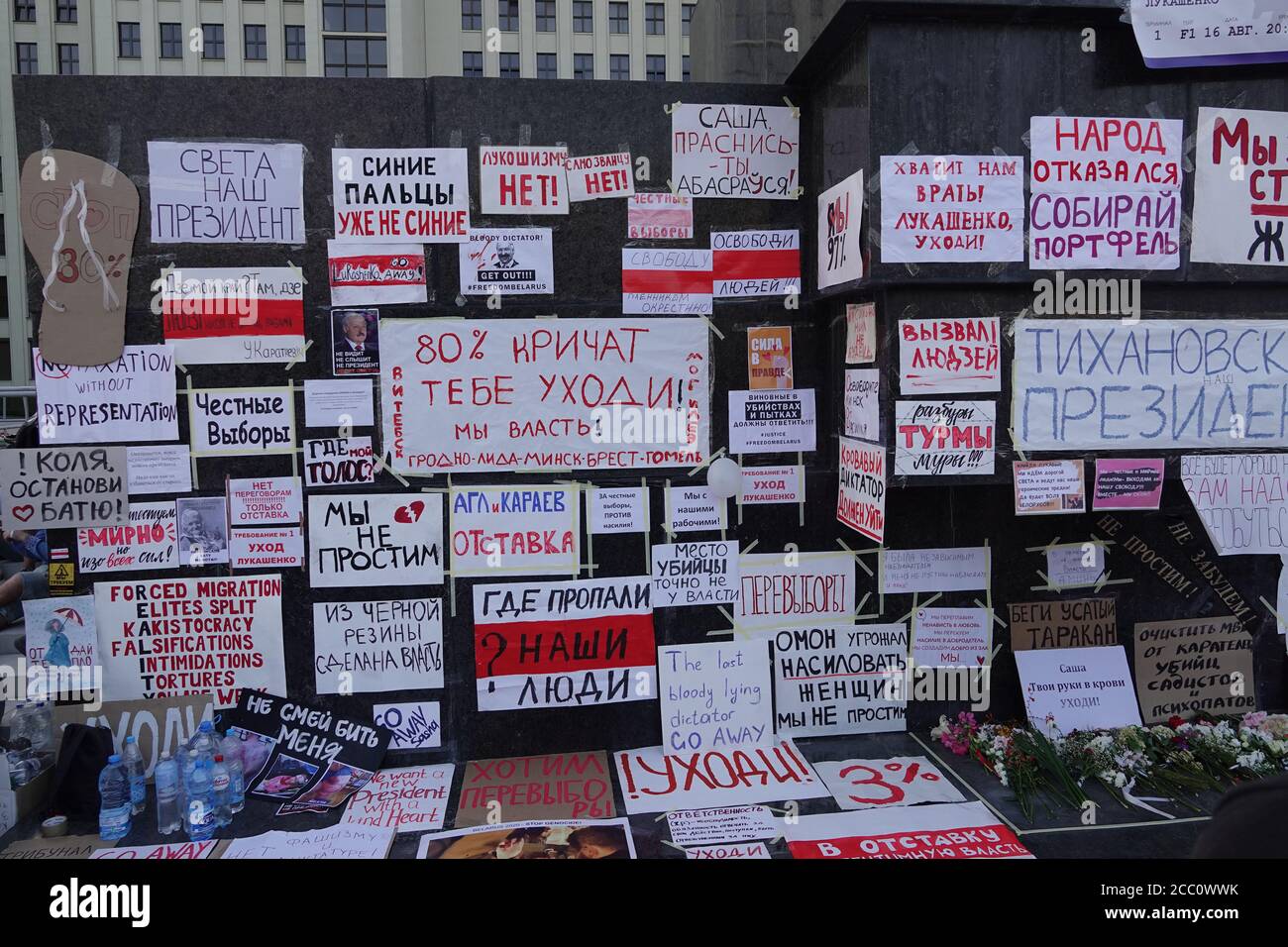 Minsk, Bielorussia. 16 agosto 2020. Messaggi di protesta contro il regime del governatore Lukashenko appendono sul piedistallo del monumento Lenin in Piazza dell'Indipendenza. Credit: Ulf Maider/dpa/Alamy Live News Foto Stock